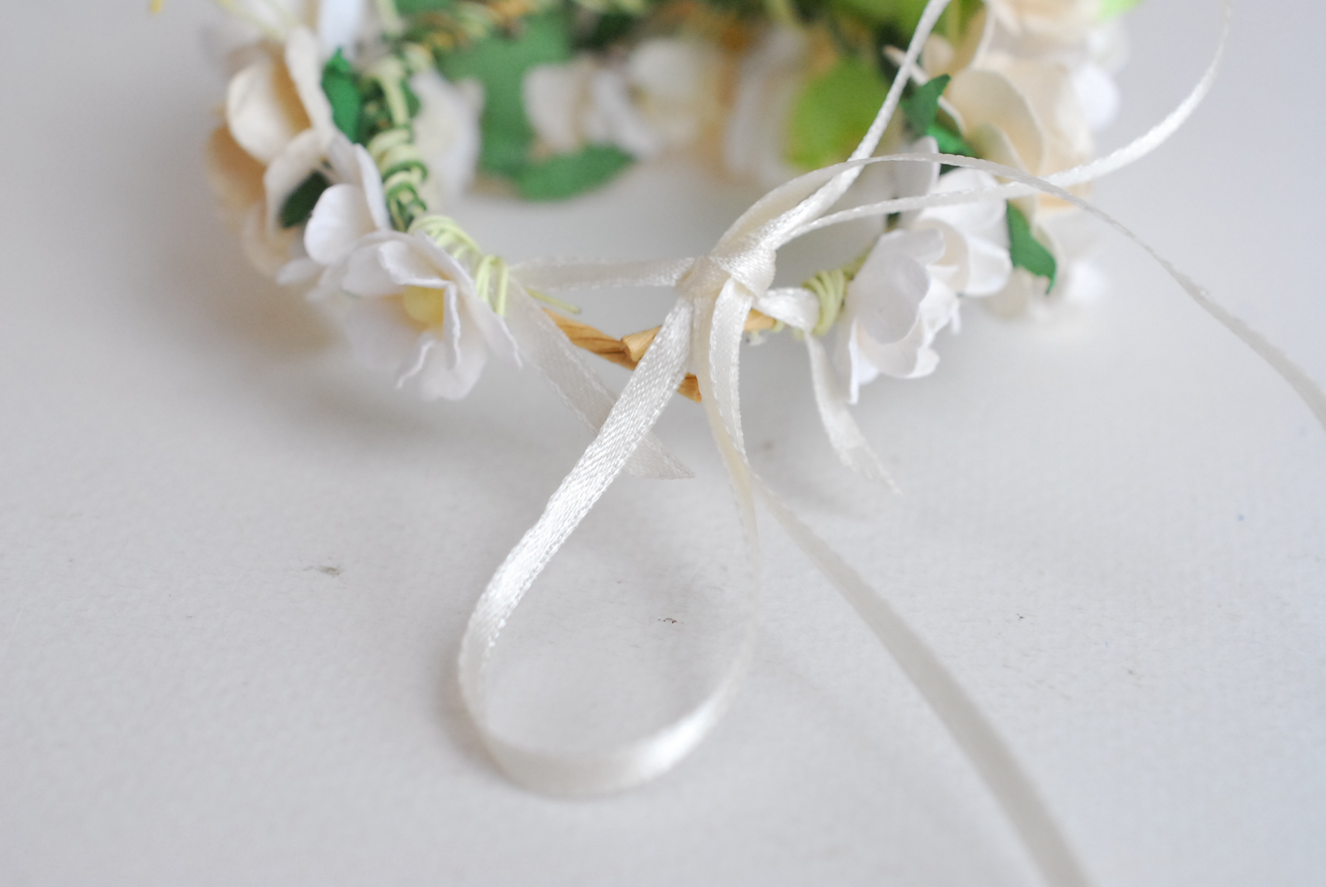 อมือเพื่อนเจ้าสาว งานแต่งงาน งานประดิษฐ์ DIY สีขาว ดอกdaisy เกสรสีทอง ดอกกุหลาบกระดาษสา และดอกไม้กระดาษสาขนาดเล็ก DIY Handmade corsages 1 ชิ้น