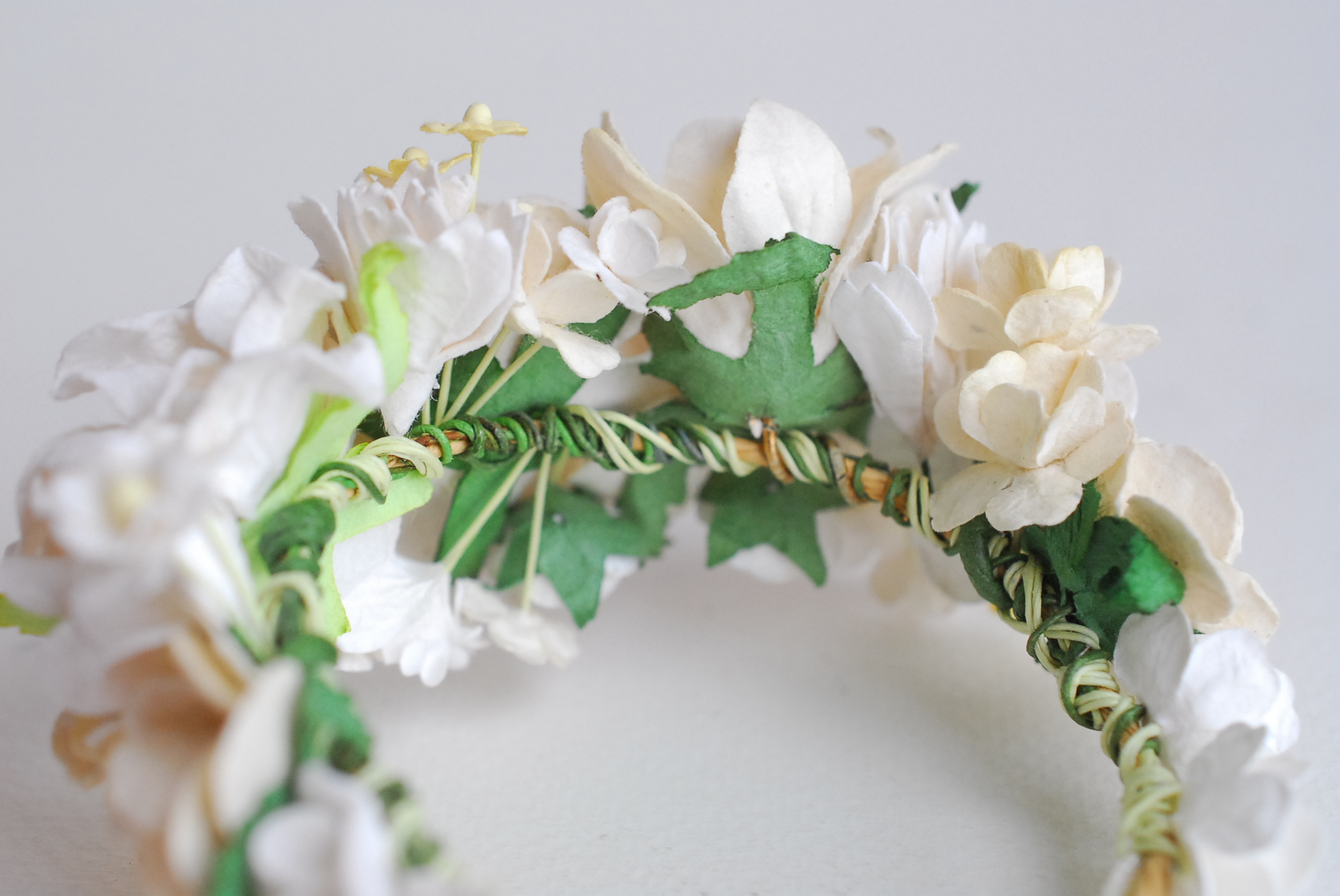 อมือเพื่อนเจ้าสาว งานแต่งงาน งานประดิษฐ์ DIY สีขาว ดอกdaisy เกสรสีทอง ดอกกุหลาบกระดาษสา และดอกไม้กระดาษสาขนาดเล็ก DIY Handmade corsages 1 ชิ้น