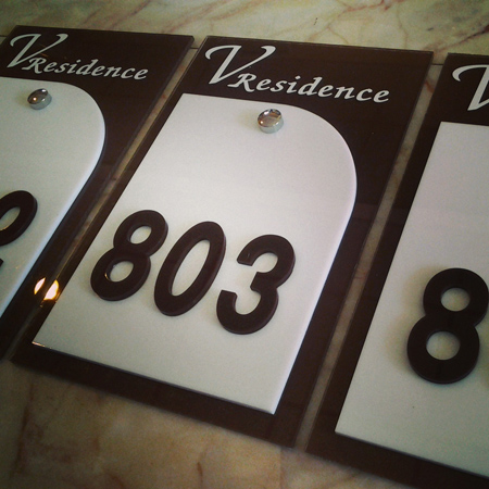 ป้ายเลขห้องพักอะคริลิค Vresidence