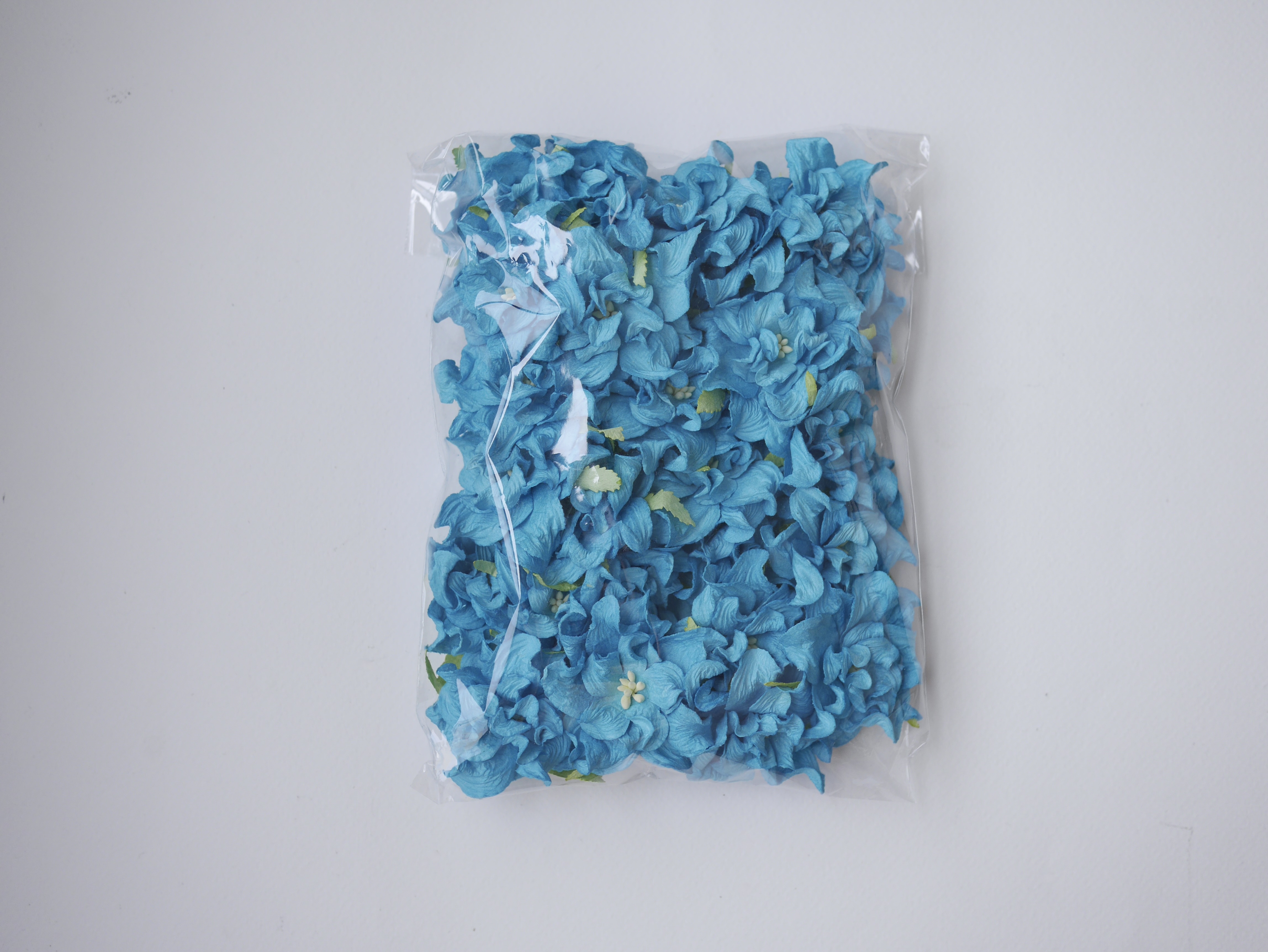 ดอกไม้กระดาษสา ราคาส่ง, ดอกการเดนเนียกระดาษสา ดอกไม้ประดิษฐ์ ตกแต่งงานแต่งงาน ประดิษฐ์ข้อมือเพื่อนเจ้าสาว ขนาด 5.5 cm., สำหรับของชำร่วย, งานแต่งงาน, ดอกไม้ทำข้อมือเจ้าสาว สีฟ้าน้ำทะเล จำนวน 25 ดอก Paper flower, 25 Pieces mulberry gardenia flowers supplies