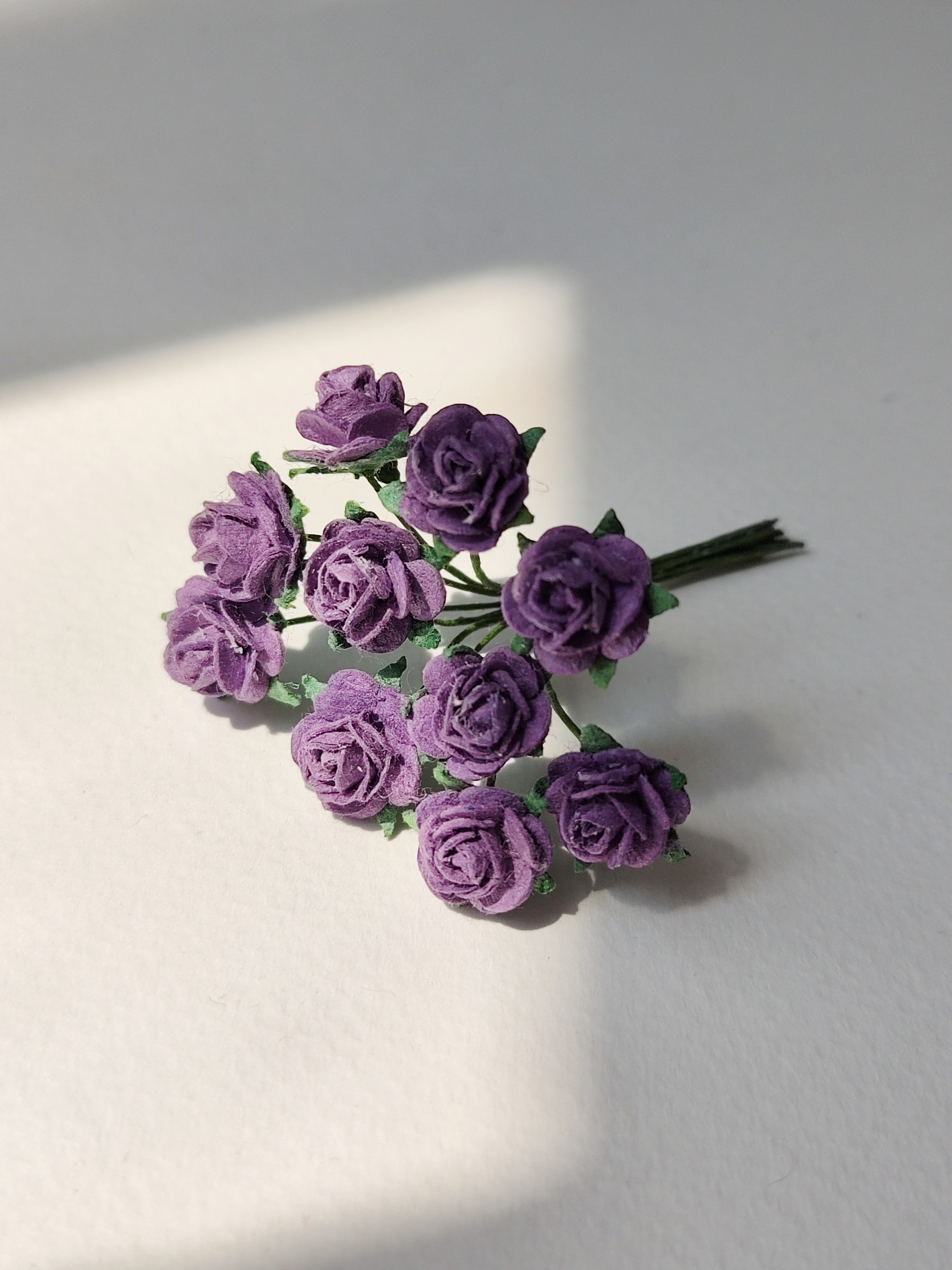 ดอกไม้กระดาษสาสำหรับตกแต่ง ของชำร่วย ดอกกุหลาบจิ๋วกระดาษสา สีม่วงเข้ม ขนาด 1 cm. จำนวน 100 ดอก/1 ถุง