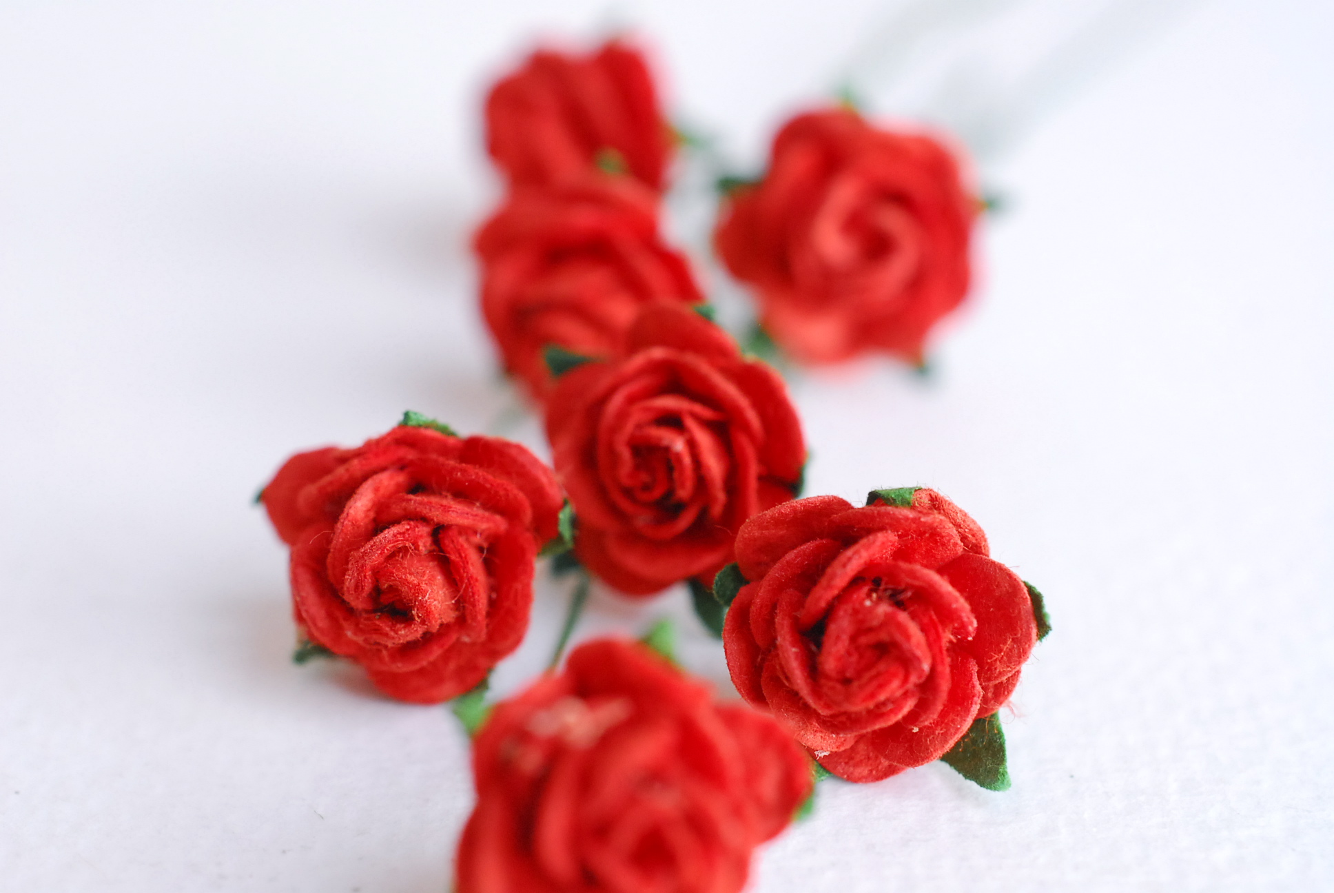 ดอกไม้กุหลาบกระดาษ ดอกกุหลาบจิ๋ว ดอกไม้กระดาษสา ขายส่ง, ดอกกุหลาบกระดาษสา สำหรับประดับ ตกแต่งของชำร่วย, งานแต่งงาน ขนาด 1.5 cm. จำนวน 100 ดอก สีแดง