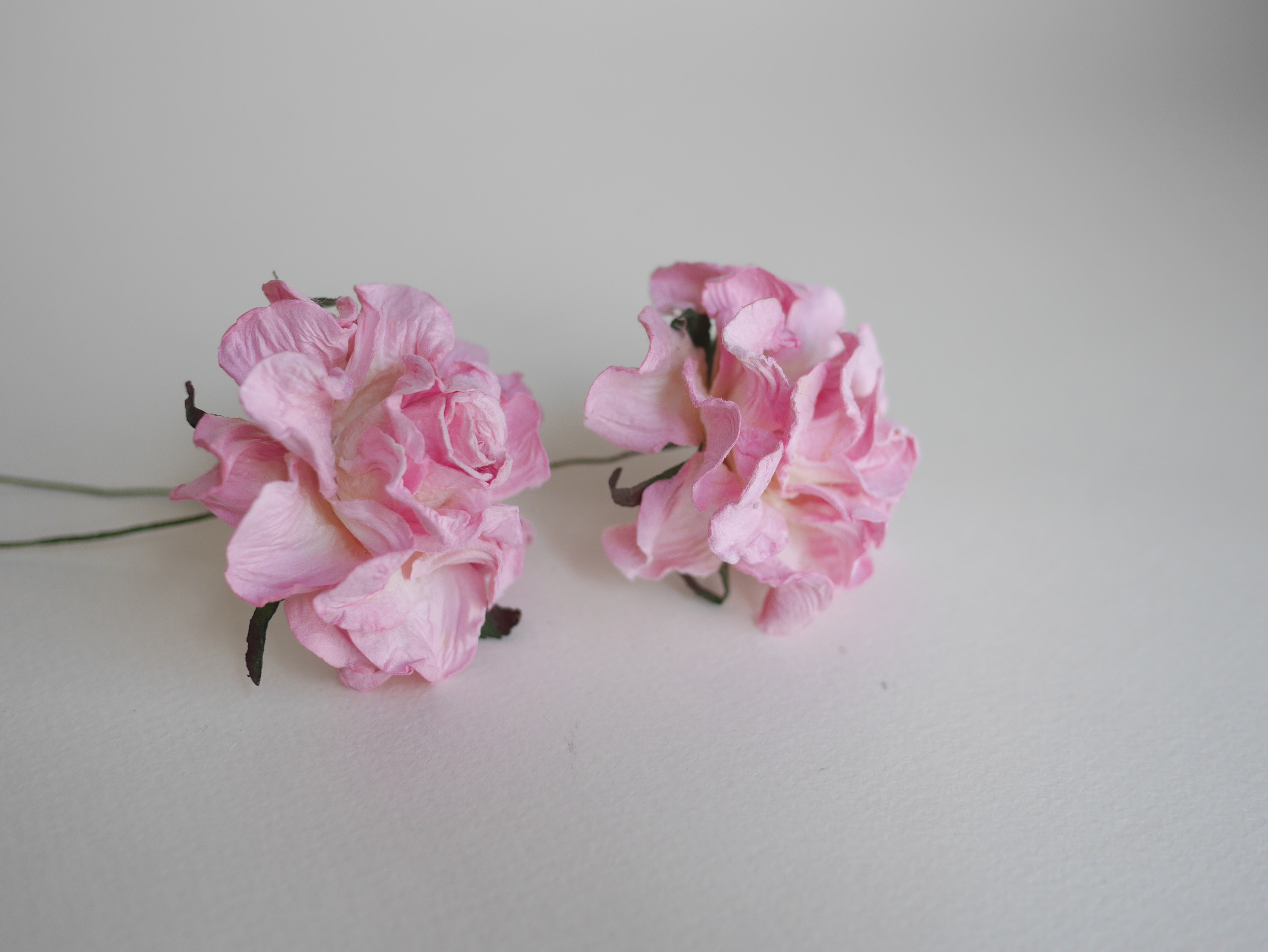ดอกไม้ประดิษฐ์ ดอกไม้กระดาษสา ตกแต่งงานแต่งงาน งานแต่งงาน ดอกไม้ทำมงกุฎ ดอกกุหลาบขนาดใหญ่ 7 cm. 2 ดอก กลีบบิด สีชมพูปัดสีขาวข้างใน pink brush white color
