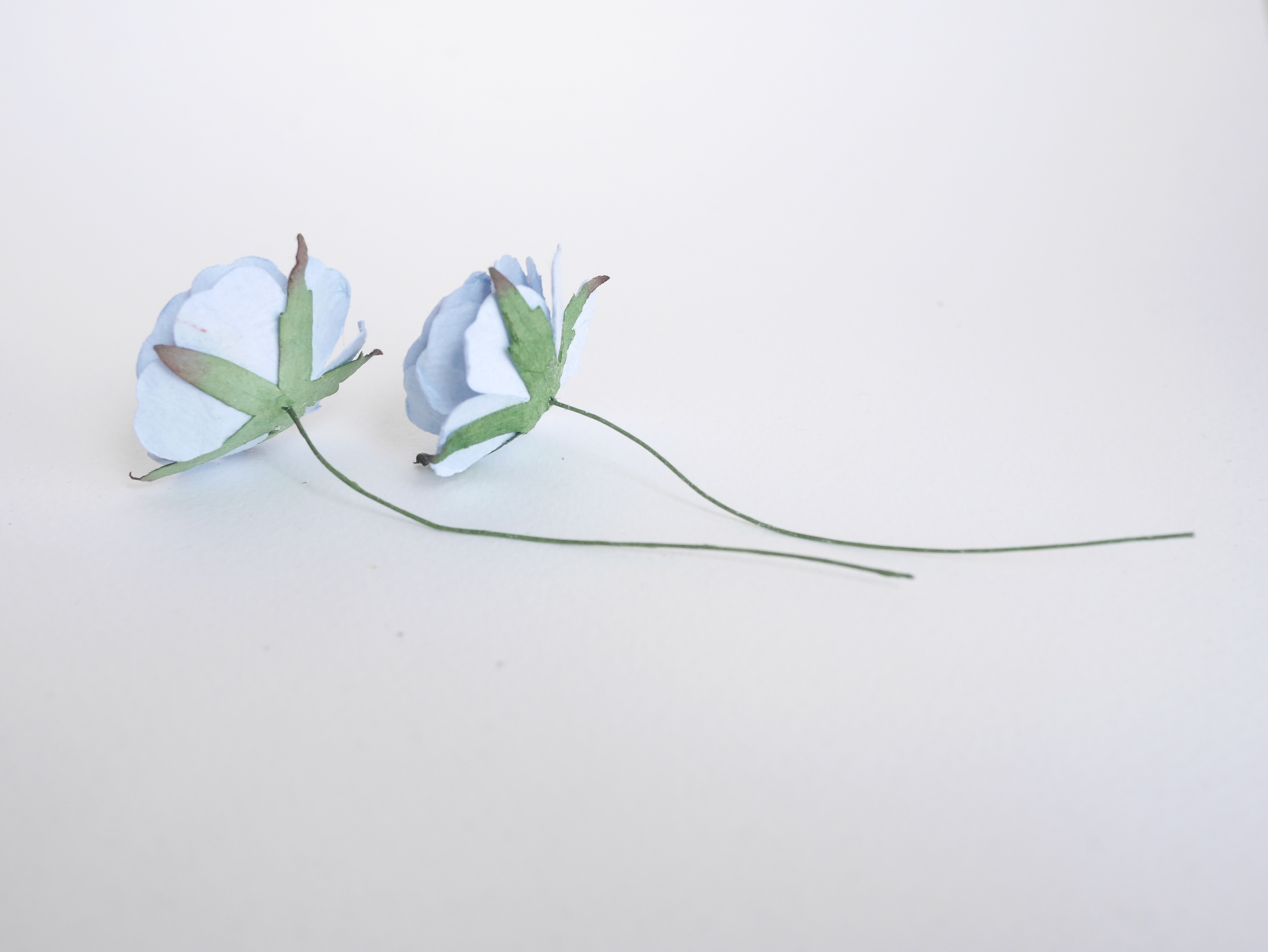 ดอกไม้กระดาษสา ราคาส่ง, ดอกกุหลาบกระดาษสา ดอกไม้ประดิษฐ์ สำหรับตกแต่ง หรืองานแต่งงาน สีฟ้าตุ่นขนาด 3.5 cm. กลีบไม่อัดลาย จำนวน 25 ดอก Paper flowers, handmade flowers, small roses paper size 3.5 cm. 25 pieces, pale blue color.