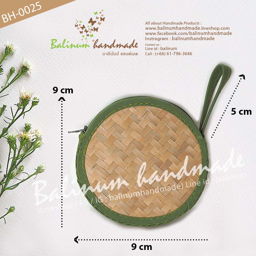 กระเป๋าแฮนด์เมด ทำจากไม้ไผ่สาน งานทำมือ บุผ้าสีดำด้านใน เป็นแบบซิปเปิดปิดใช้งานง่าย สามารถเป็นกระเป๋าอเนกประสงค์ก็ได้ อาทิเช่น ใส่เงิน เหรียญ แบงค์ กุญแจ หูฟัง ฯลฯ ธรรมชาติ (Natural)