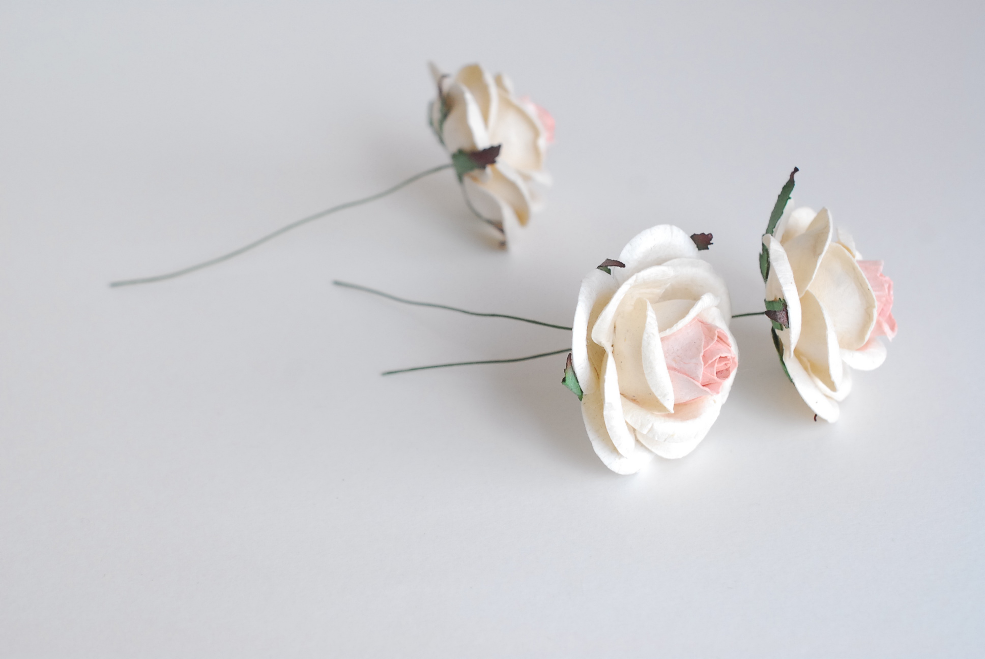 ดอกไม้กระดาษสา ราคาส่ง, ดอกกุหลาบกระดาษสา ดอกไม้ประดิษฐ์ ตกแต่งงานแต่งงาน ขนาด 4.5 cm. สีชมพูอ่อน–ขาว , สำหรับของชำร่วย, งานแต่งงาน, ดอกไม้ทำข้อมือเจ้าสาว Paper flower,20 Pieces mulberry rose, 4.5 cm. pale pink–white color.