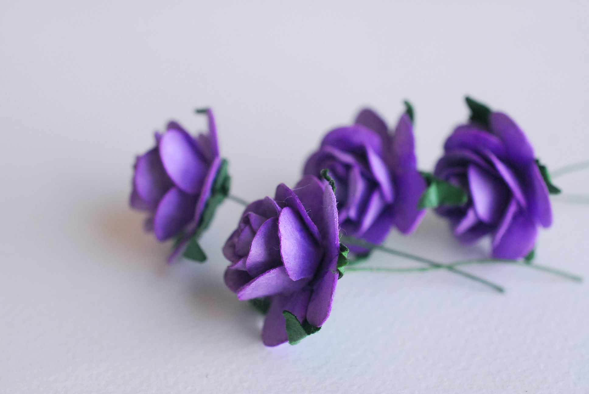 ดอกไม้กระดาษ ดอกไม้กระดาษสา ราคาส่ง,ดอกไม้กุหลาบกระดาษ ดอกกุหลาบกระดาษสา ดอกไม้ประดิษฐ์ สำหรับตกแต่ง หรืองานแต่งงาน สีม่วง ขนาด 2.5 cm. จำนวน 50 ดอก