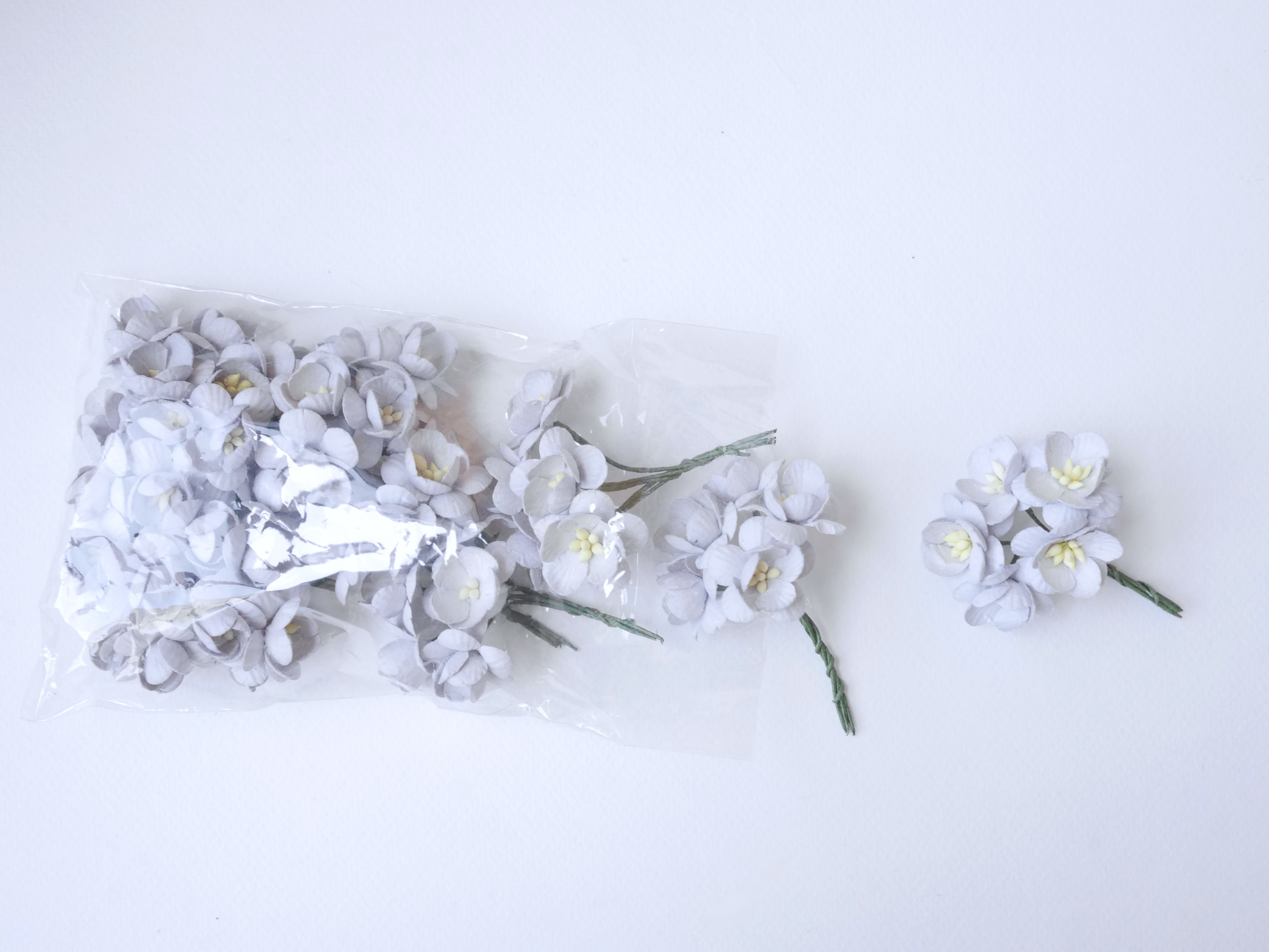 ดอกไม้กระดาษสา ดอกซากุระกระดาษ ดอกไม้กระดาษสาราคาส่ง ดอกไม้กระดาษสำหรับตกแต่งของชำร่วย งานแต่งงาน ทำช่อดอกไม้ติดอกเจ้าบ่าว ข้อมือดอกไม้เจ้าสาว ขนาด2.5 cm. 50 ดอก สีเทาอ่อน Paper flowers supplies: DIY wedding tools Cherry blossom (Sakura) 50 pcs. size 2.5