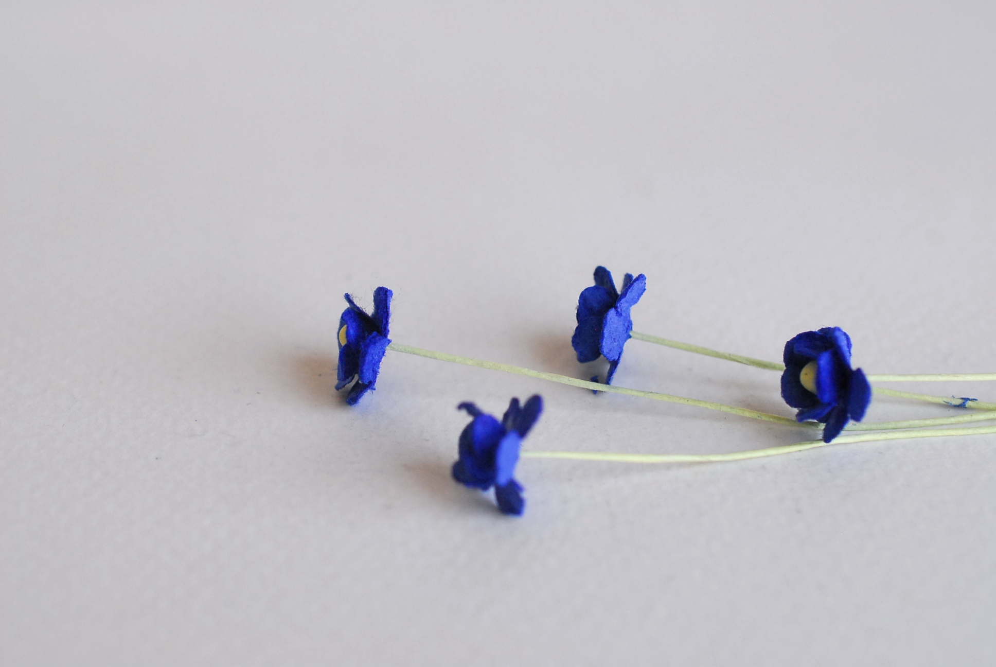 ดอกไม้กระดาษสา ดอกไม้กระดาษสาราคาส่ง ดอกไม้กระดาษสำหรับตกแต่ง งานแต่งงาน หรือติดของชำร่วย ดอก creeping lady 100 ดอก ขนาด 0.8 cm. สีน้ำเงินน้ำทะเล Small Paper Flower with stem, 100 pcs., size 0.8 cm., creeping flowers 2 layers, ocean blue color