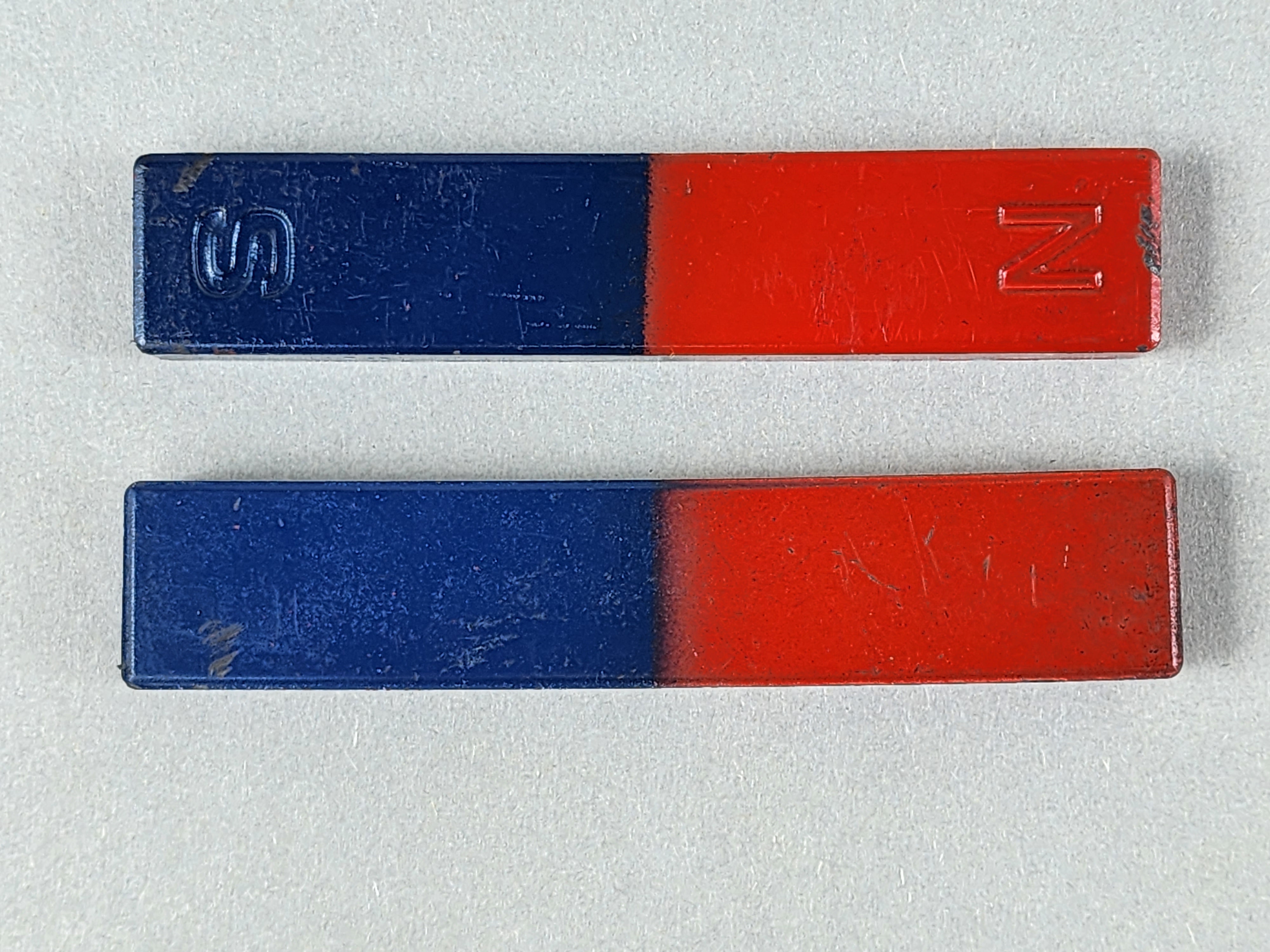 แท่งแม่เหล็ก 2 แท่ง