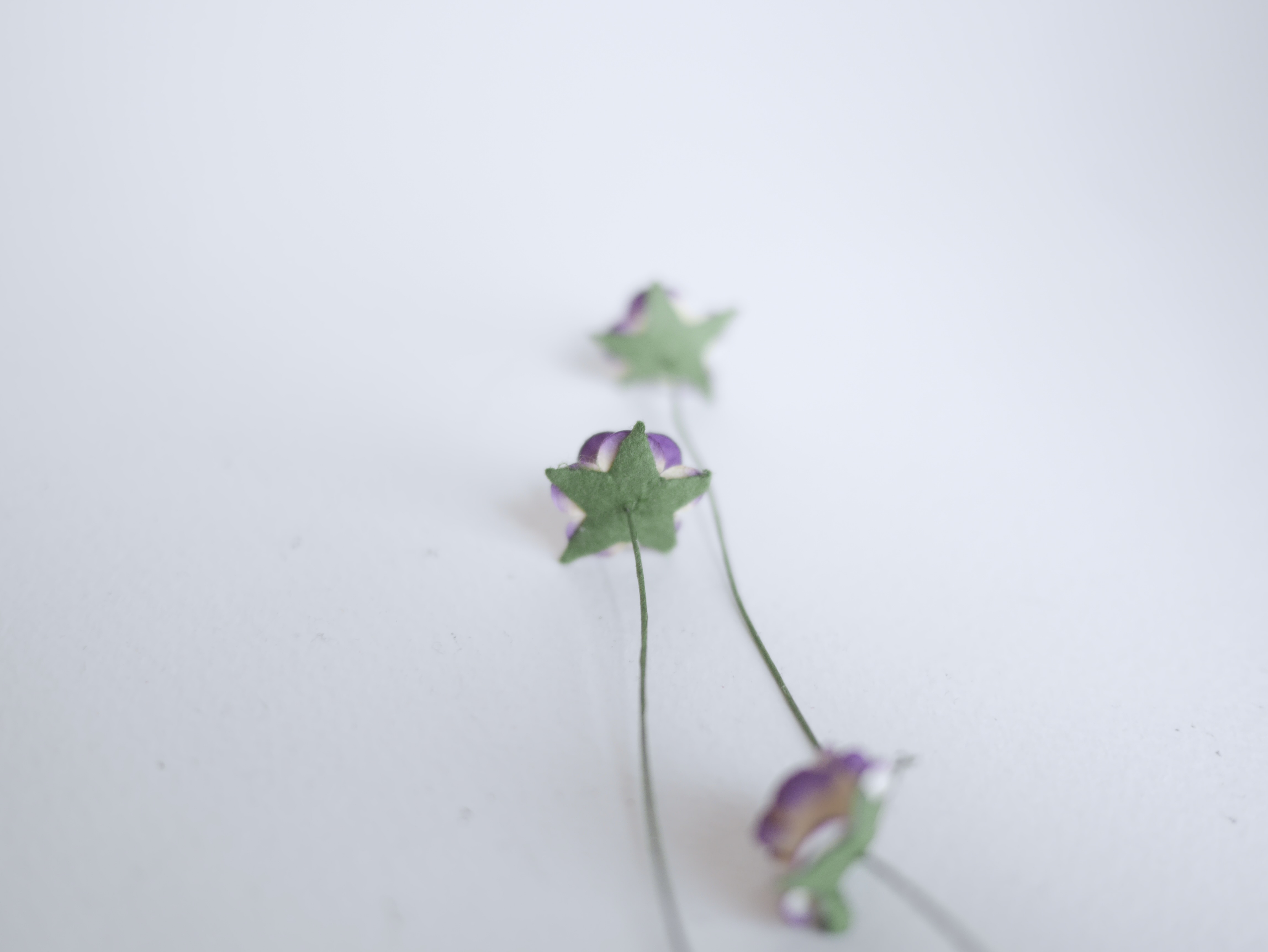 ดอกไม้กระดาษสา ขายส่ง, ดอกกุหลาบกระดาษสา สำหรับประดับ ตกแต่งของชำร่วย, งานแต่งงาน สีม่วงปัดครีม ขนาด 1.5 cm. จำนวน 100 ดอก