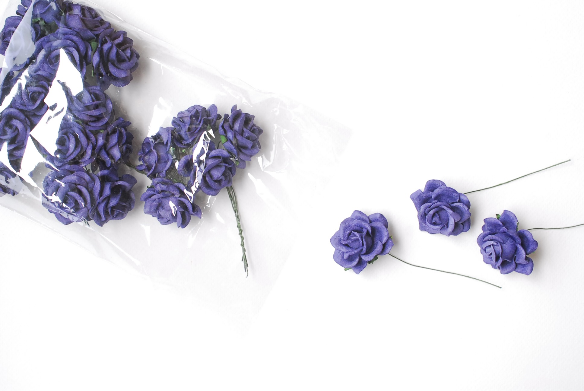 ดอกไม้กระดาษสา ดอกกุหลาบกระดาษสา ดอกไม้กุหลาบ กลีบโค้ง ดอกไม้ประดิษฐ์ สำหรับตกแต่ง หรืองานแต่งงาน สีน้ำเงินกรมท่า ขนาด 3.5 cm. จำนวน 25 ดอก Paper flowers, handmade flowers, small roses paper size 3.5 cm. 25 pieces, passion blue color.