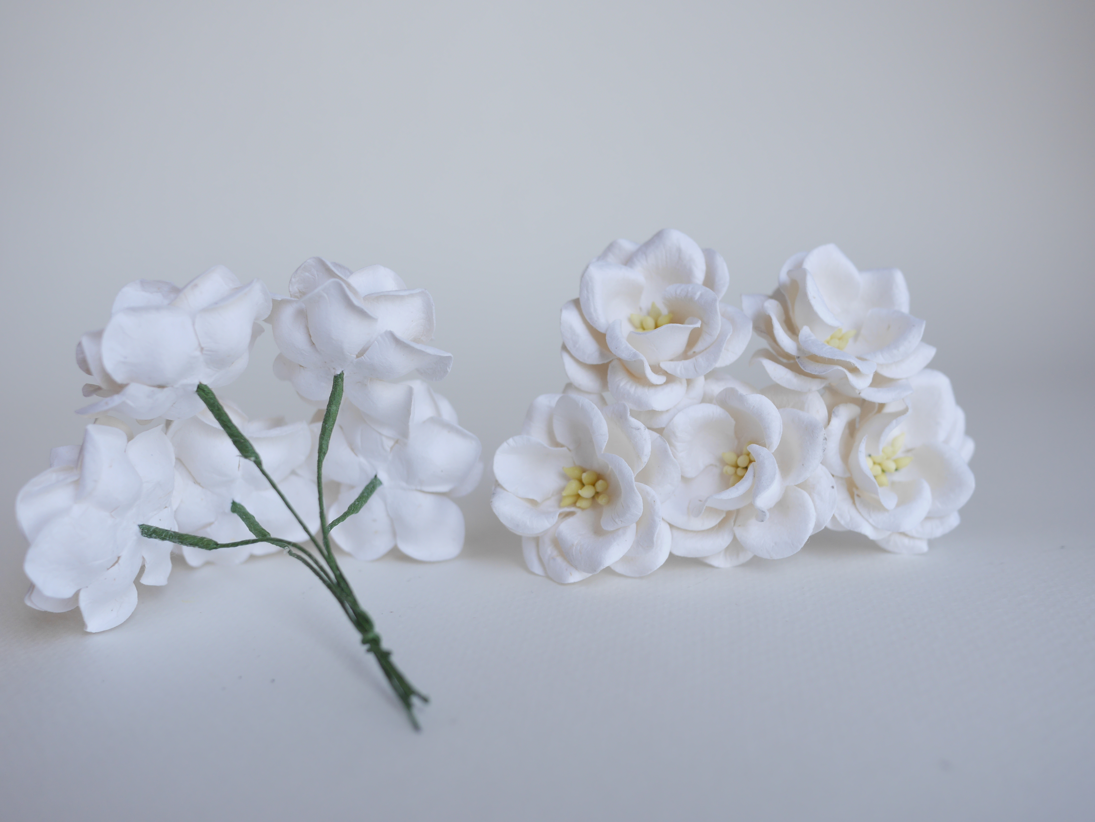 ดอกไม้กระดาษสา ดอกกุหลาบกระดาษสา ดอกไม้กุหลาบ กลีบโค้ง ดอกไม้ประดิษฐ์ สำหรับตกแต่ง หรืองานแต่งงาน สีขาว ขนาด 3.5 cm. จำนวน 25 ดอก เกสรสีครีม Paper flowers, handmade flowers, small roses paper size 3.5 cm. 25 pieces, white color,