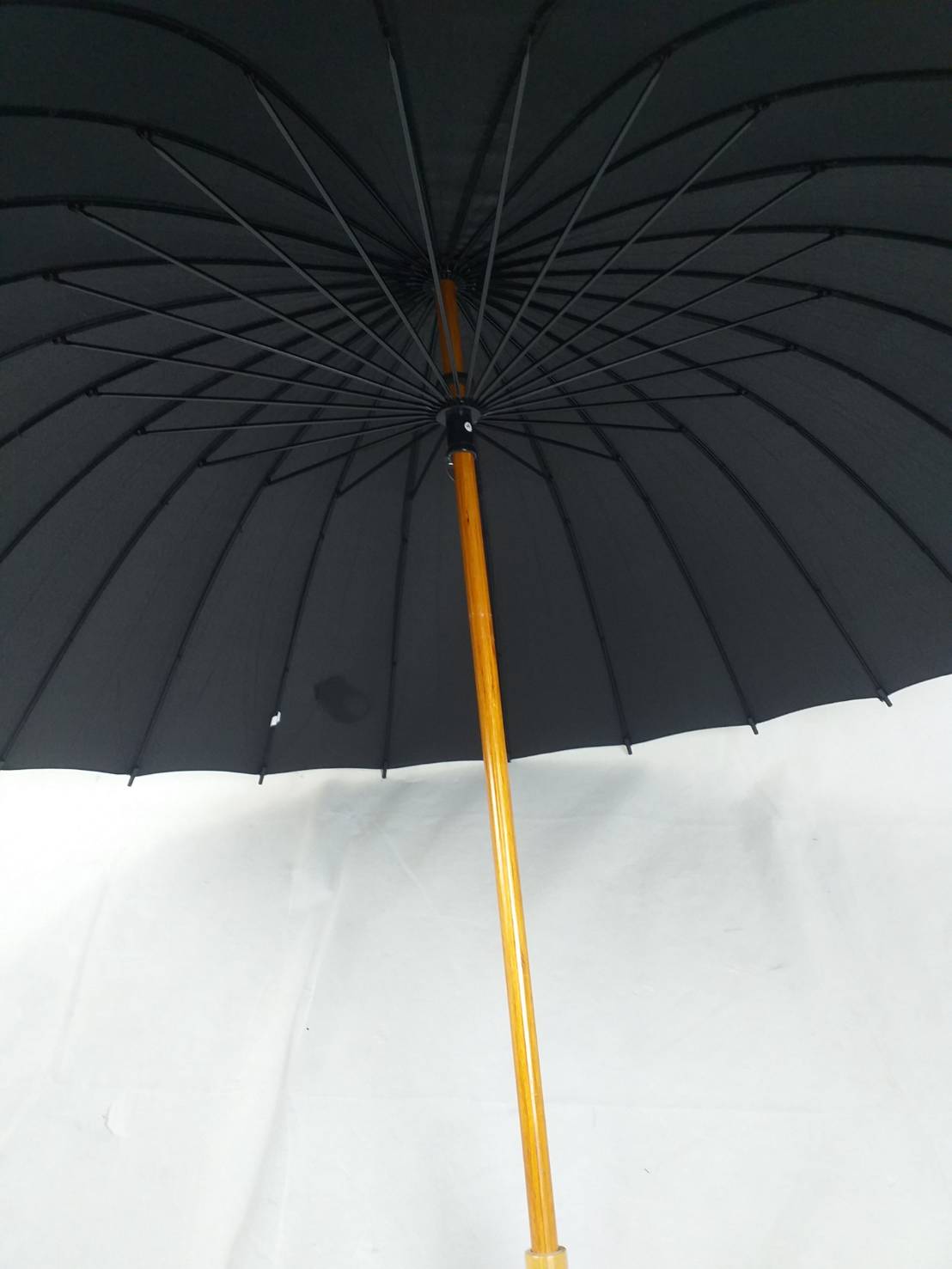 ร่มสวยๆแบบไทยๆ ขนาด 26 นิ้ว ชายลายดอกไม้ โครงเหล็ก 24 ซี่ แกนไม้ ด้ามไม้ แข็งแรง คัน 24K / สีดำ 2018-03-24 10:58:18 2023-10-24 14:46:25