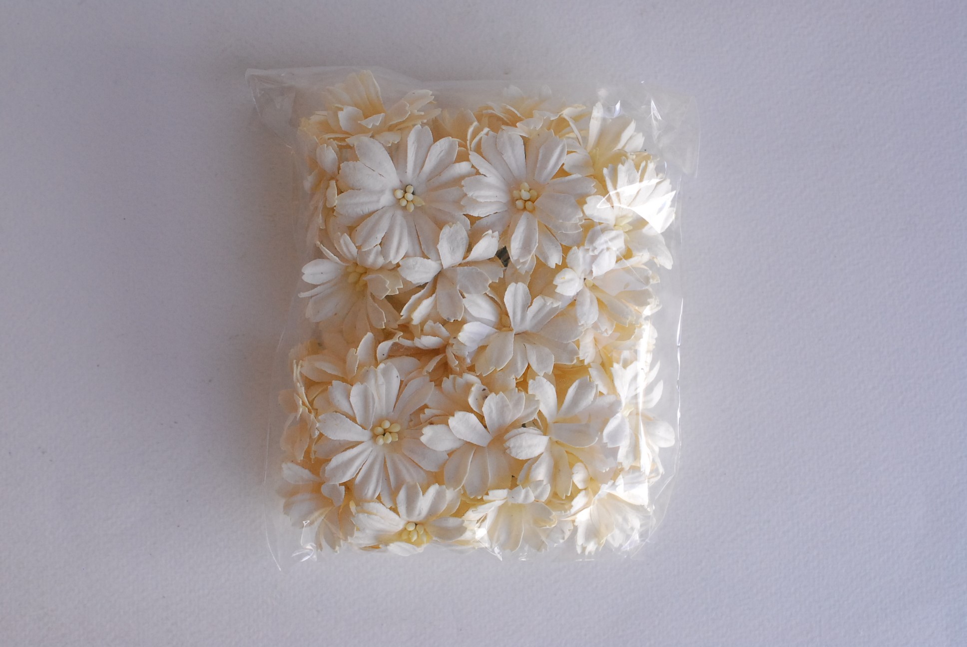 ดอกไม้กระดาษสา ดอกไม้ประดิษฐ์จากกระดาษสา ดอกเดซี่ ดอกไม้กระดาษสาขายส่ง ดอกไม้ประดิษฐ์ ดอกไม้ทำข้อมือเพื่อนเจ้าสาว ดอก daisy ขนาด 3.5 cm. จำนวน 25 ดอก สีครีม Paper Flower, 25 Daisy Flowers, ivory color, size 4.5 cm., ivory cream pollen.