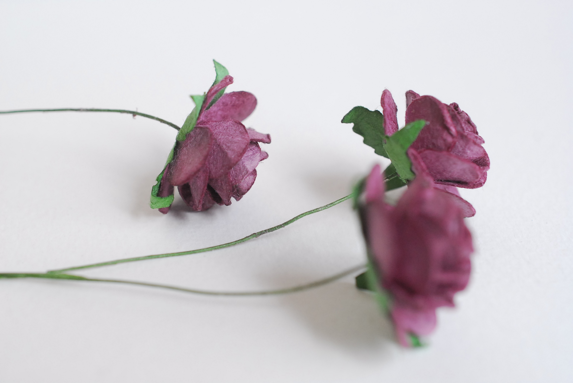 ดอกไม้กระดาษ ดอกไม้กระดาษสา ราคาส่ง,ดอกไม้กุหลาบกระดาษ ดอกกุหลาบกระดาษสา ดอกไม้ประดิษฐ์ สำหรับตกแต่ง หรืองานแต่งงาน สีม่วงเข้ม ขนาด 2.5 cm. จำนวน 50 ดอก