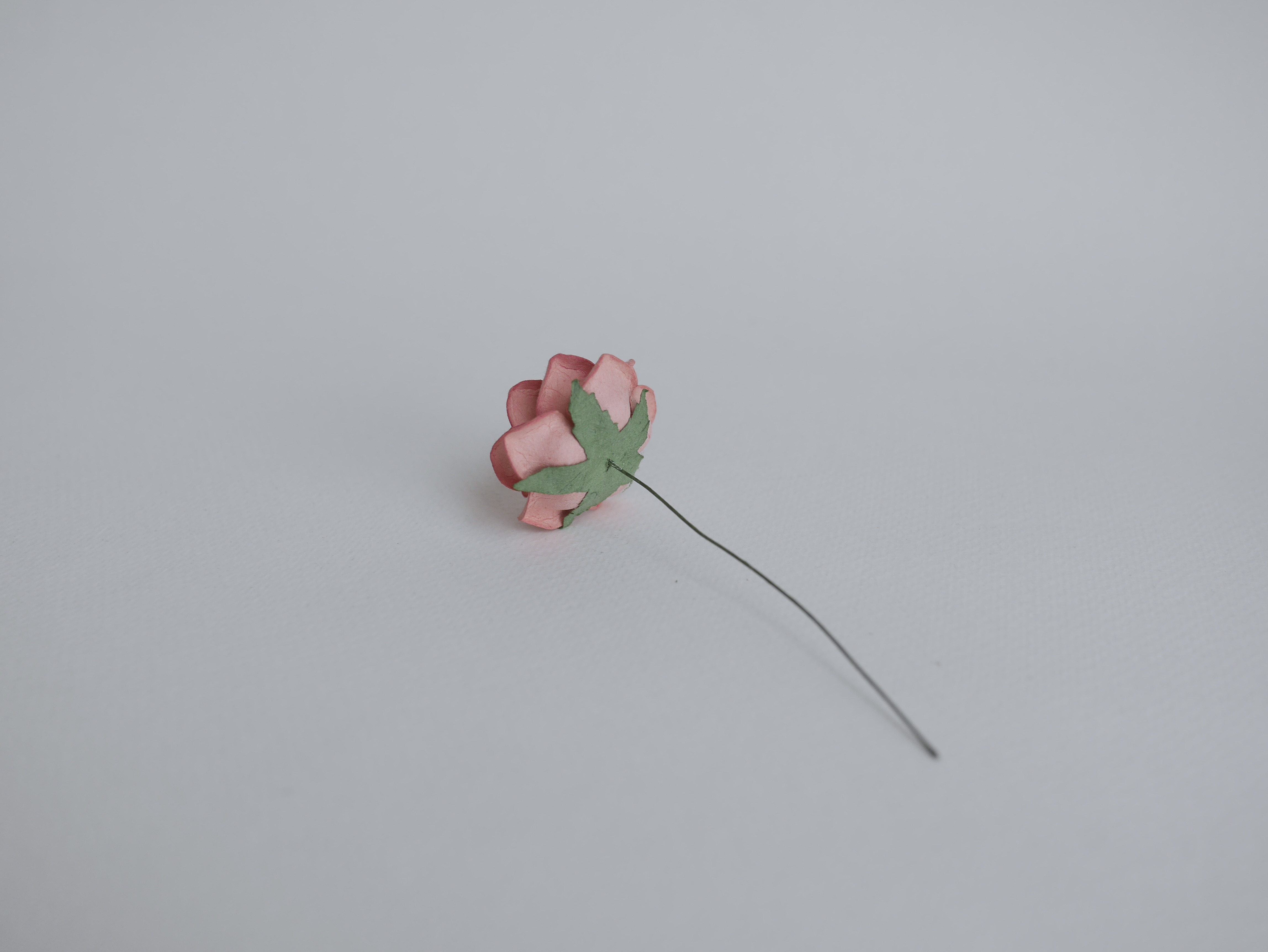 ดอกไม้กระดาษสา ดอกกุหลาบกระดาษสา ดอกไม้กุหลาบ กลีบโค้ง ดอกไม้ประดิษฐ์ สำหรับตกแต่ง หรืองานแต่งงาน สีโบตั๋น ชมพูหม่น ขนาด 3.5 cm. จำนวน 25 ดอก Paper flowers, handmade flowers, small roses paper size 3.5 cm. 25 pieces, coral color.