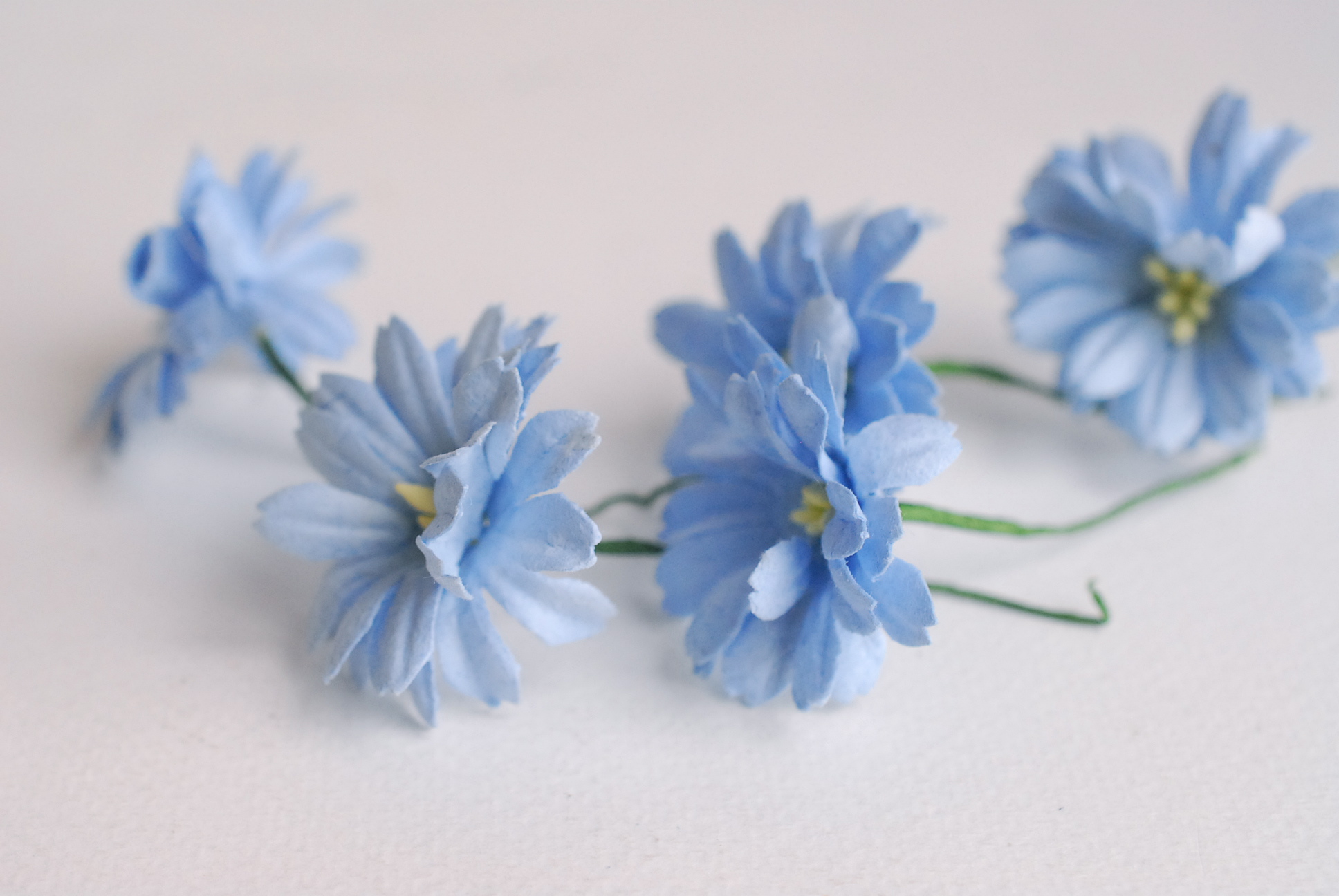 ดอกไม้กระดาษสา ดอกไม้ประดิษฐ์จากกระดาษสา ดอกไม้กระดาษสาขายส่ง ดอกไม้ประดิษฐ์ ดอกไม้ทำข้อมือเพื่อนเจ้าสาว ดอก daisy ขนาด 3.5 cm. จำนวน 25 ดอก สีน้ำเงินตุ่น Paper Flower, 25 Daisy Flowers, pale blue color, size 4.5 cm.,ivory pollen