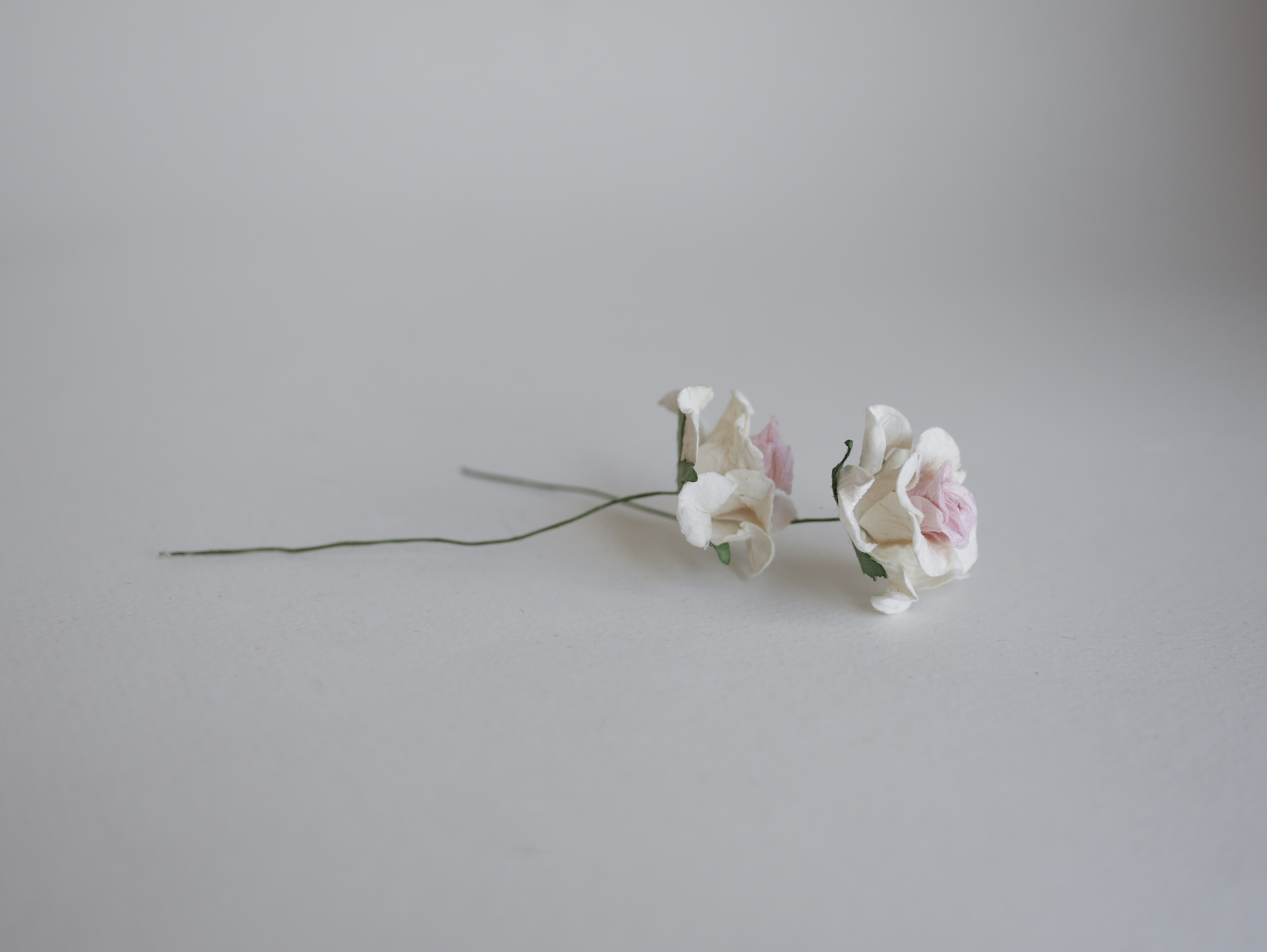 ดอกไม้ประดิษฐ์ ดอกไม้กระดาษสา ตกแต่งงานแต่งงาน งานแต่งงาน ดอกไม้ทำมงกุฎ ดอกกุหลาบขนาด 3.5 cm. 25 ดอก กลีบบิด สีชมพู-ขาว