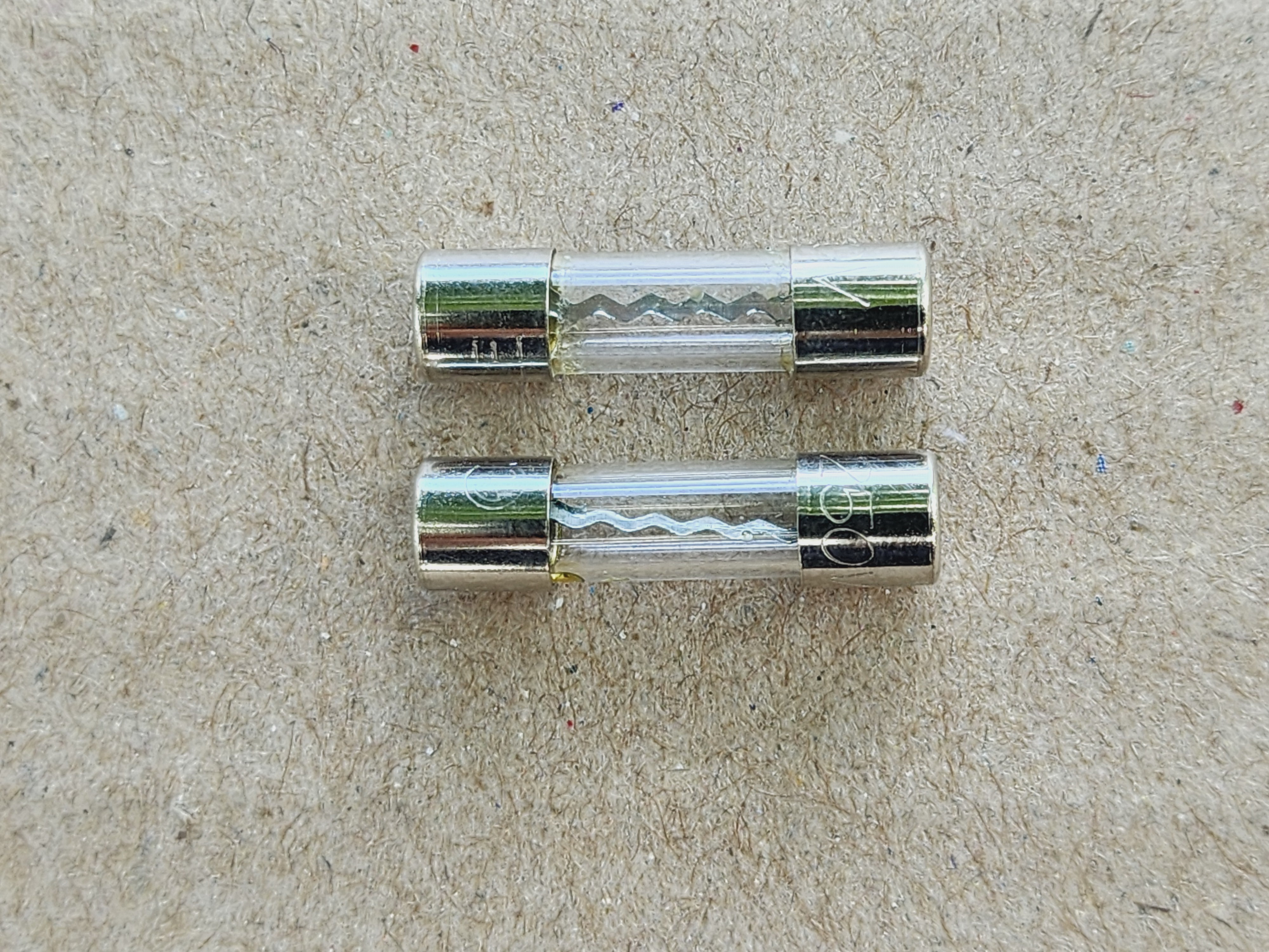 ฟิวส์หลอดแก้ว และ สัญลักษณ์ของฟิวส์