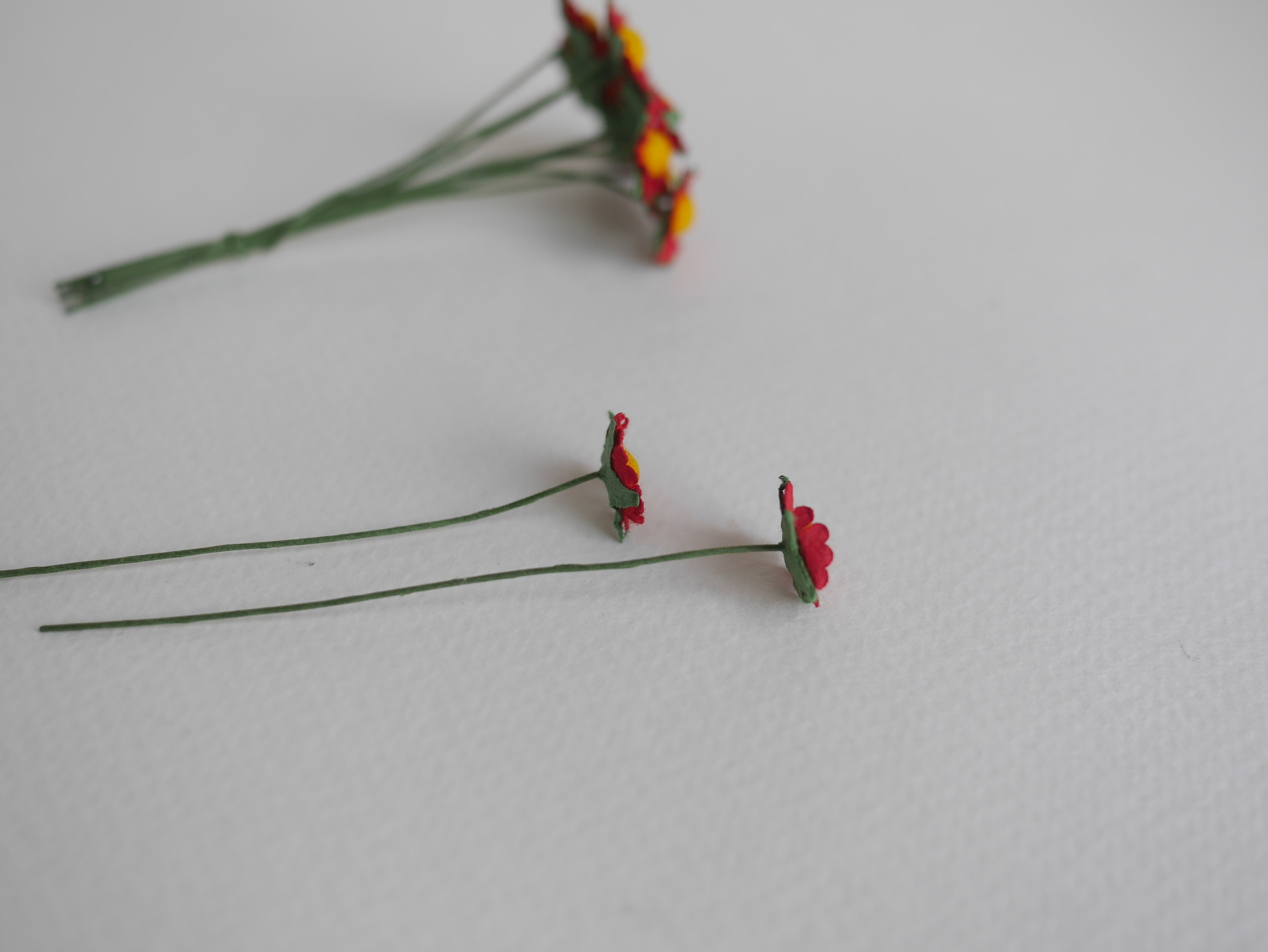 ดอกทานตะวันกระดาษ ดอกไม้กระดาษสา ดอกไม้ประดิษฐ์จากกระดาษสา ดอกทานตะวัน ดอกไม้กระดาษสาขายส่ง ดอกไม้ประดิษฐ์ ดอกไม้ทำข้อมือเพื่อนเจ้าสาว ขนาด 0.8 cm. จำนวน 100 ดอก สีแดง เกสรสีเหลือง Paper Flower, Sun Flowers, pale dusty pink color, size 0.8 cm 100 pieces r