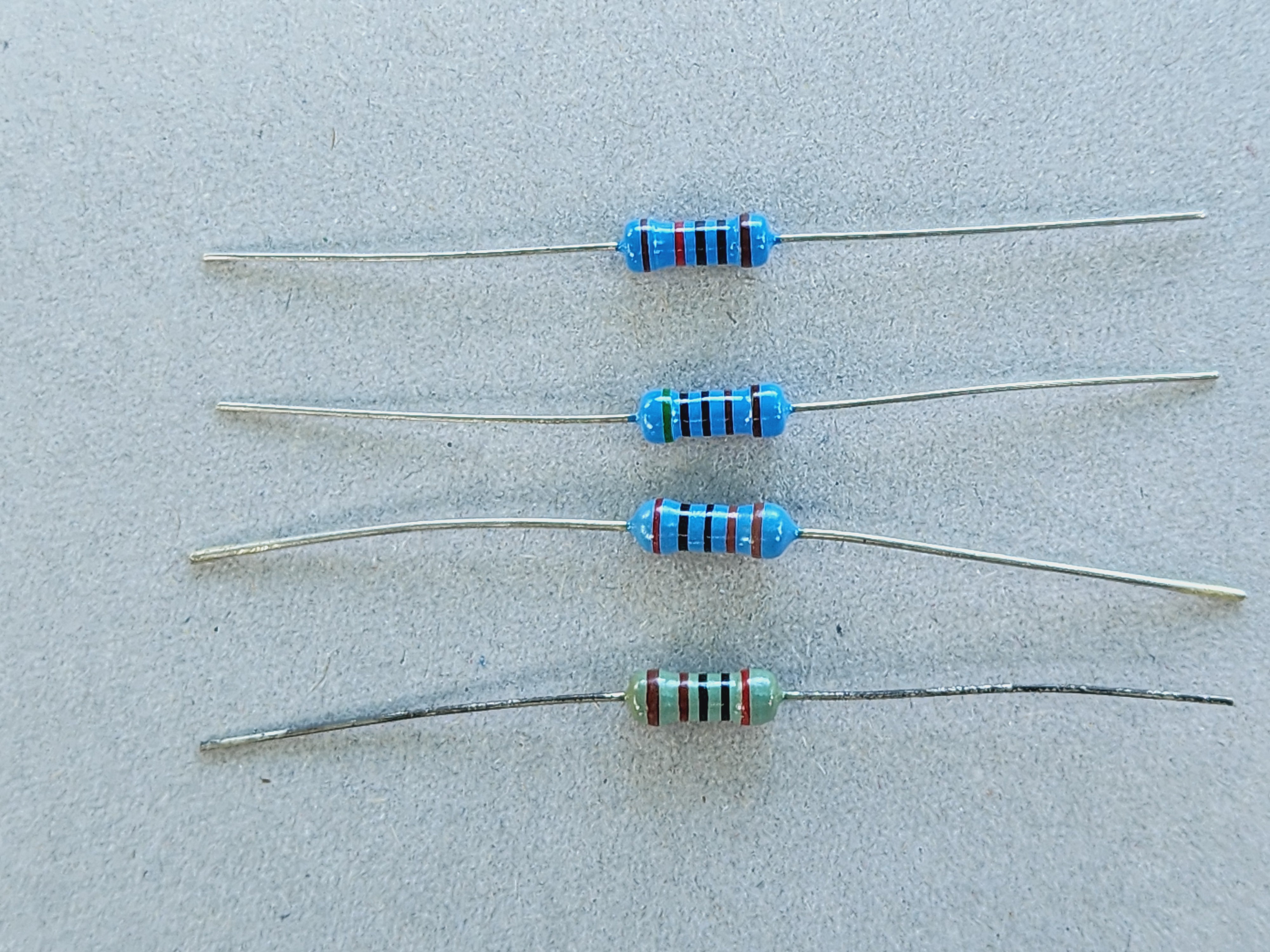 รูปตัวต้านทานชนิดฟิล์มโลหะ R2 และ สัญลักษณ์ตัวต้านทาน