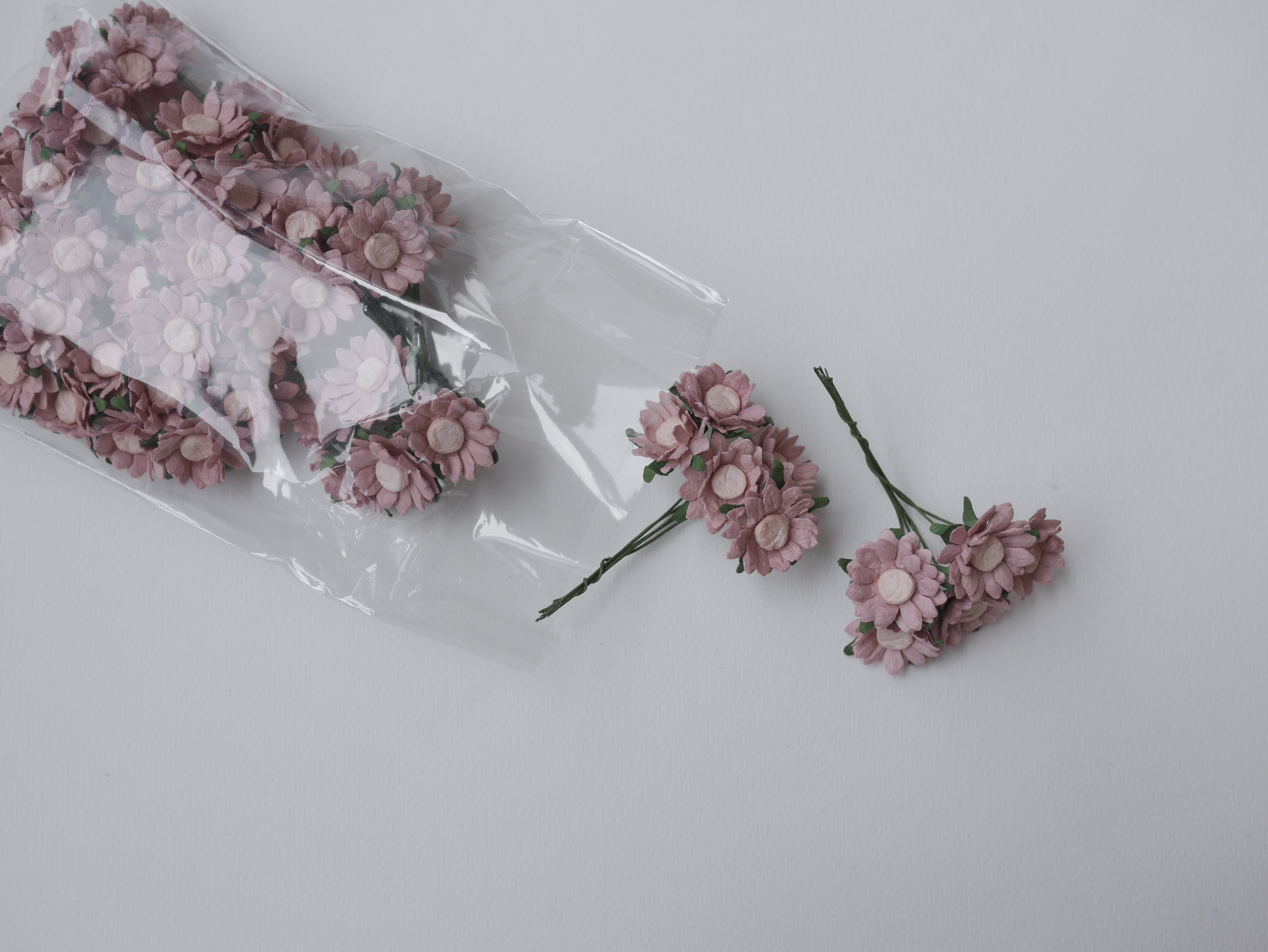 ดอกทานตะวันกระดาษ ดอกไม้กระดาษสา ดอกไม้ประดิษฐ์จากกระดาษสา ดอกทานตะวัน ดอกไม้กระดาษสาขายส่ง ดอกไม้ประดิษฐ์ ดอกไม้ทำข้อมือเพื่อนเจ้าสาว ขนาด 1.5 cm. จำนวน 50 ดอก สีชมพูตุ่น เกสรสีชมพูตุ่น Paper Flower, Sun Flowers, pale dusty pink color, size 1.5 cm 50 pie