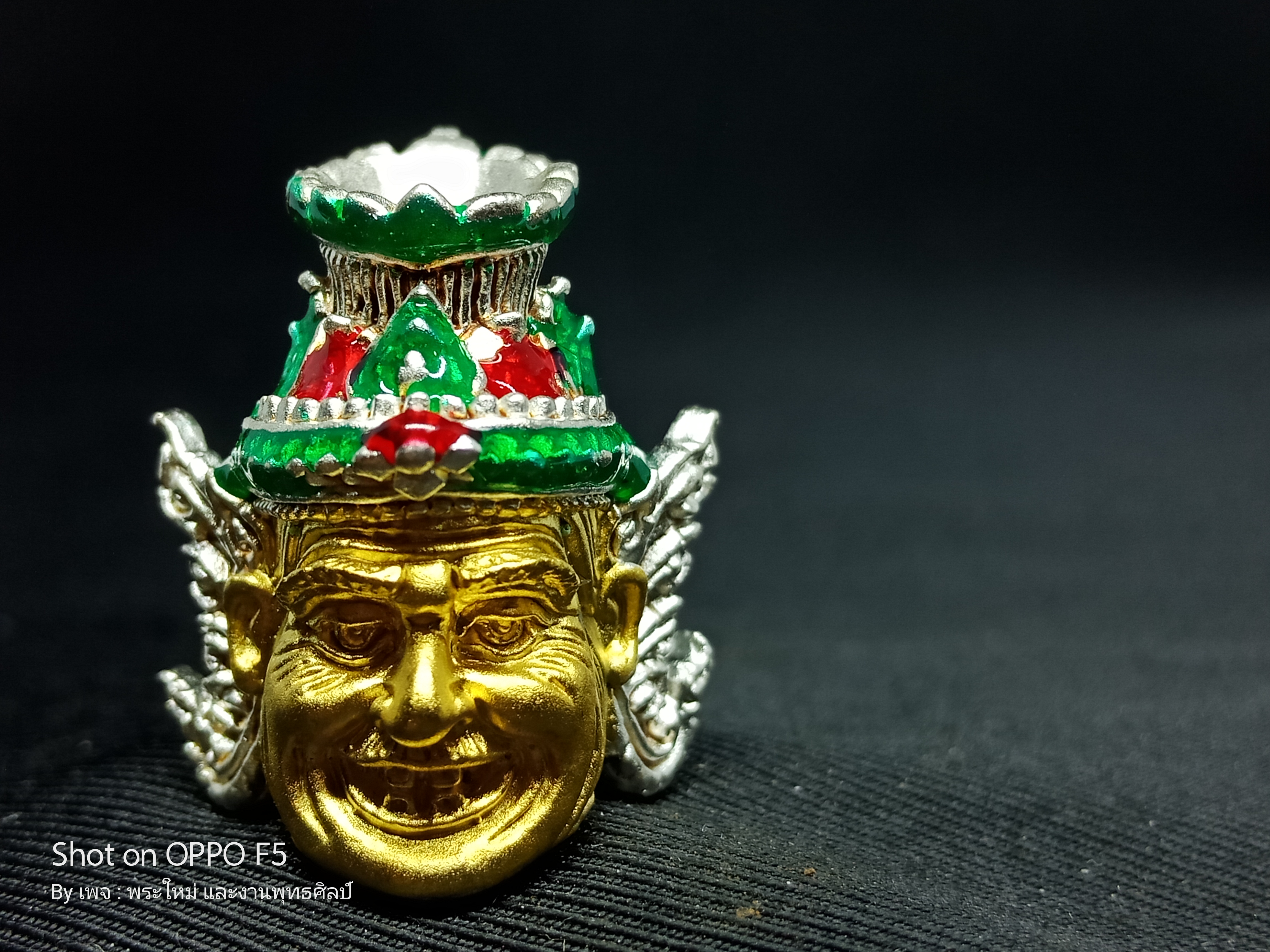 เศียรบรมครูปู่ฤาษี เนื้อ : สำริดชุบเงินปัดหน้าทองลงยาเขียวแดง