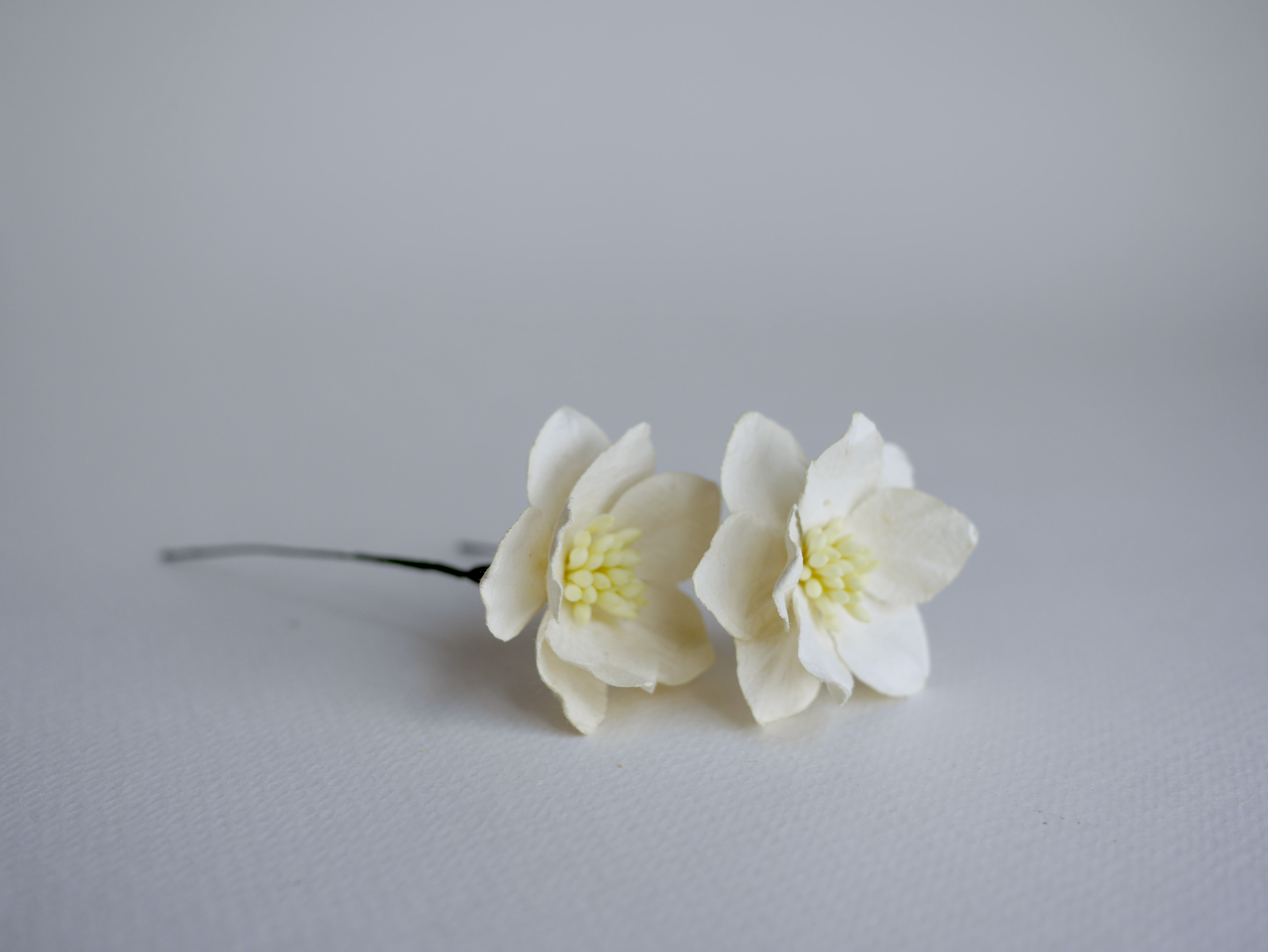 ดอกไม้กระดาษสา ดอกโลตัสอินโดนิเซียกระดาษ ดอกไม้กระดาษสาราคาส่ง ดอกไม้กระดาษสำหรับตกแต่งของชำร่วย งานแต่งงาน ช่อดอกไม้ติดอกเจ้าบ่าว ข้อมือดอกไม้เจ้าสาว ขนาด3.5 cm. 25 ดอก สีครีม งาช้างอ่อน Paper flowers supplies: DIY wedding tools Big Cherry blossom ivory