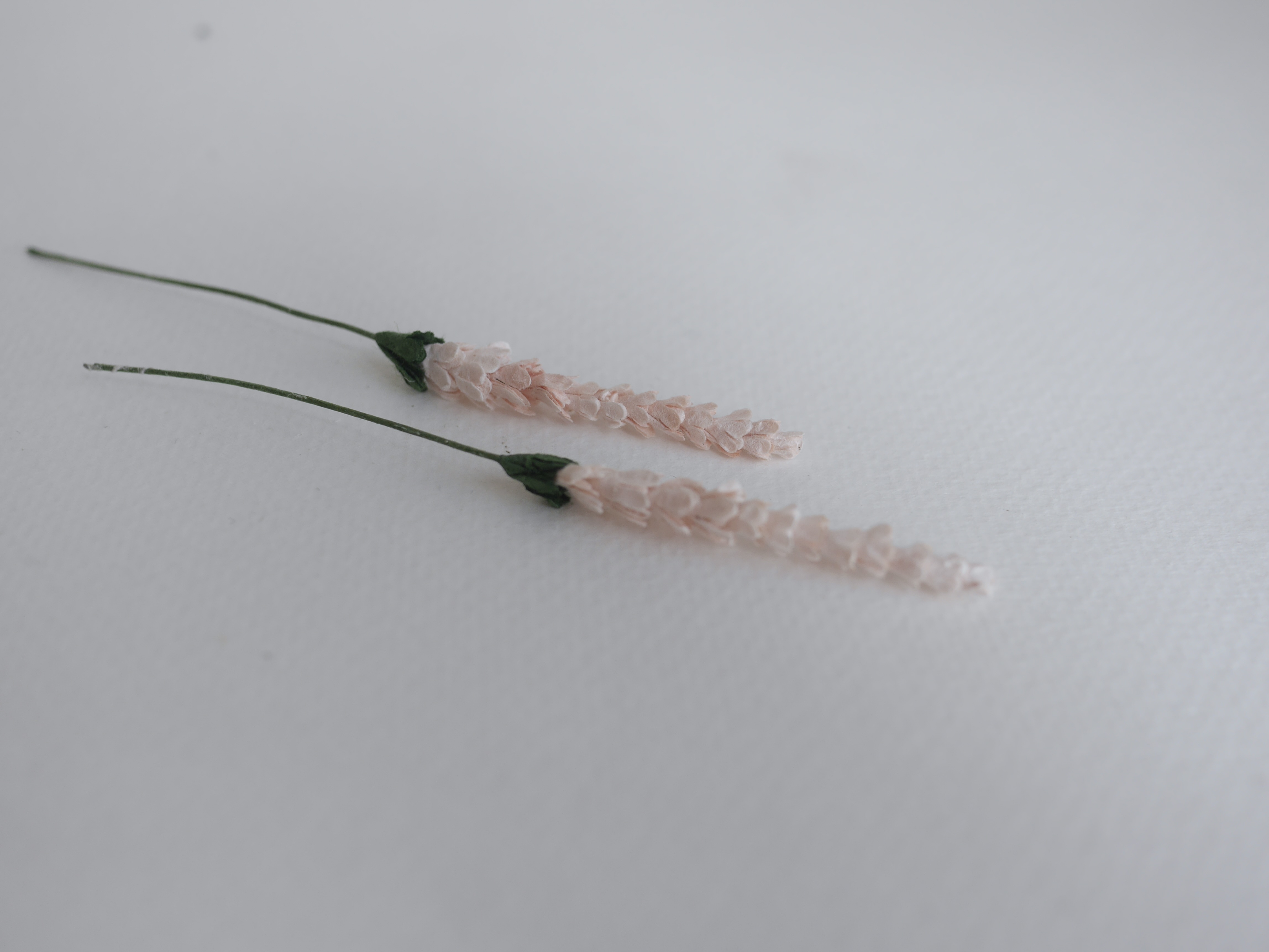 ดอกไม้ประดิษฐ์, ดอกไม้กระดาษสา, ดอกลาเวนเดอร์กระดาษ lavender, ดอกลาเวนเดอร์ กระดาษสา งานประดิษฐ์ตกแต่งของชำร่วย, ดอกไม้ทำพานพุ่ม, พานรับไหว้, ขนาด 1 cm. สีชมพูอ่อน