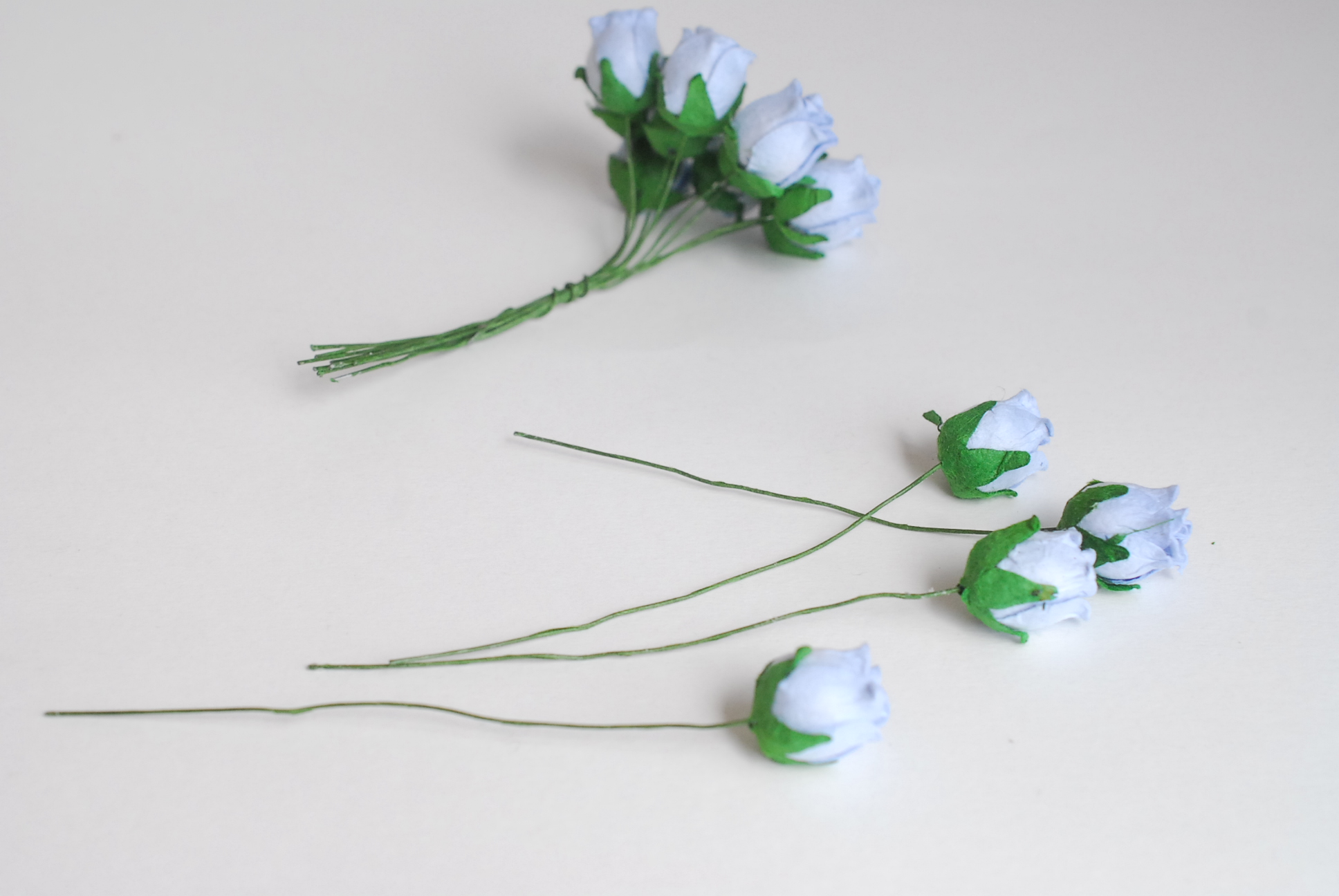 ดอกไม้กระดาษสา ดอกไม้กระดาษสา จตุจักร งานประดิษฐ์ ดอกไม้ทำข้อมือเพื่อนเจ้าสาว แต่งงาน, ดอกกุหลาบตูม 50 ดอก สีน้ำเงินตุ่น ขนาด 1.5 x 1.5 cm. paper flowers, budding roses flower 1.5x1.5 cm. 50 pieces. pale blue color.