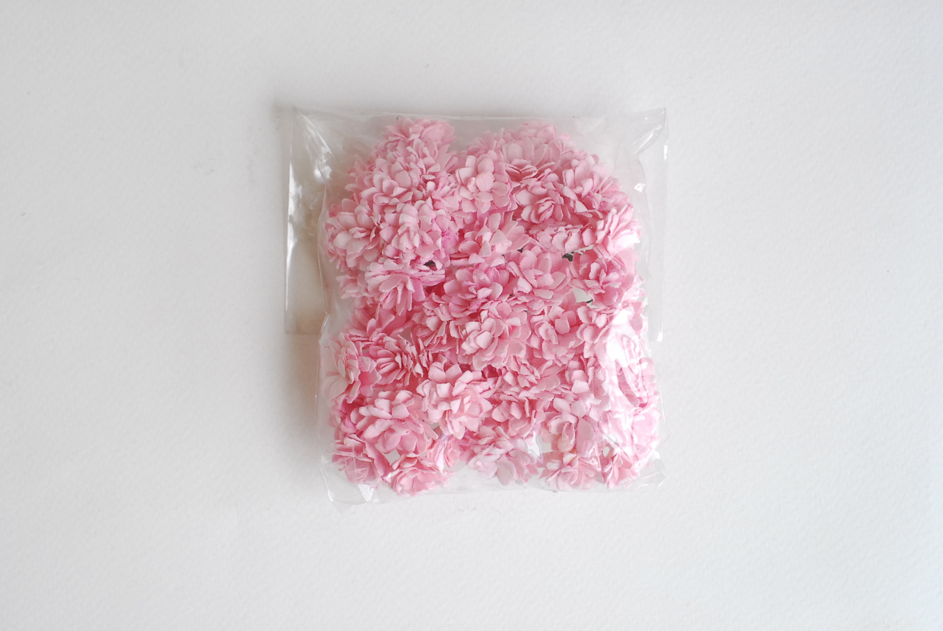 ดอกไม้ประดิษฐ์, ดอกไม้กระดาษสา, ดอก gypsophila, ดอกยิปโซ งานประดิษฐ์ตกแต่งของชำร่วย, ดอกไม้ทำพานพุ่ม,พานพวงมาลัย, พานรับไหว้, ขนาด 2 cm. สีชมพู