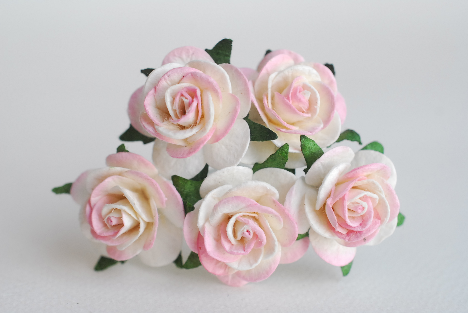 ดอกไม้กระดาษสา ดอกไม้กุหลาบกระดาษ ราคาส่ง, ดอกกุหลาบจิ๋ว ดอกกุหลาบกระดาษสา ดอกไม้ประดิษฐ์ สำหรับตกแต่งของชำร่วย หรืองานแต่งงาน สีชมพูอ่อน (light pink brush) ปัดขาวขนาด 2.5 cm. จำนวน 50 ดอก