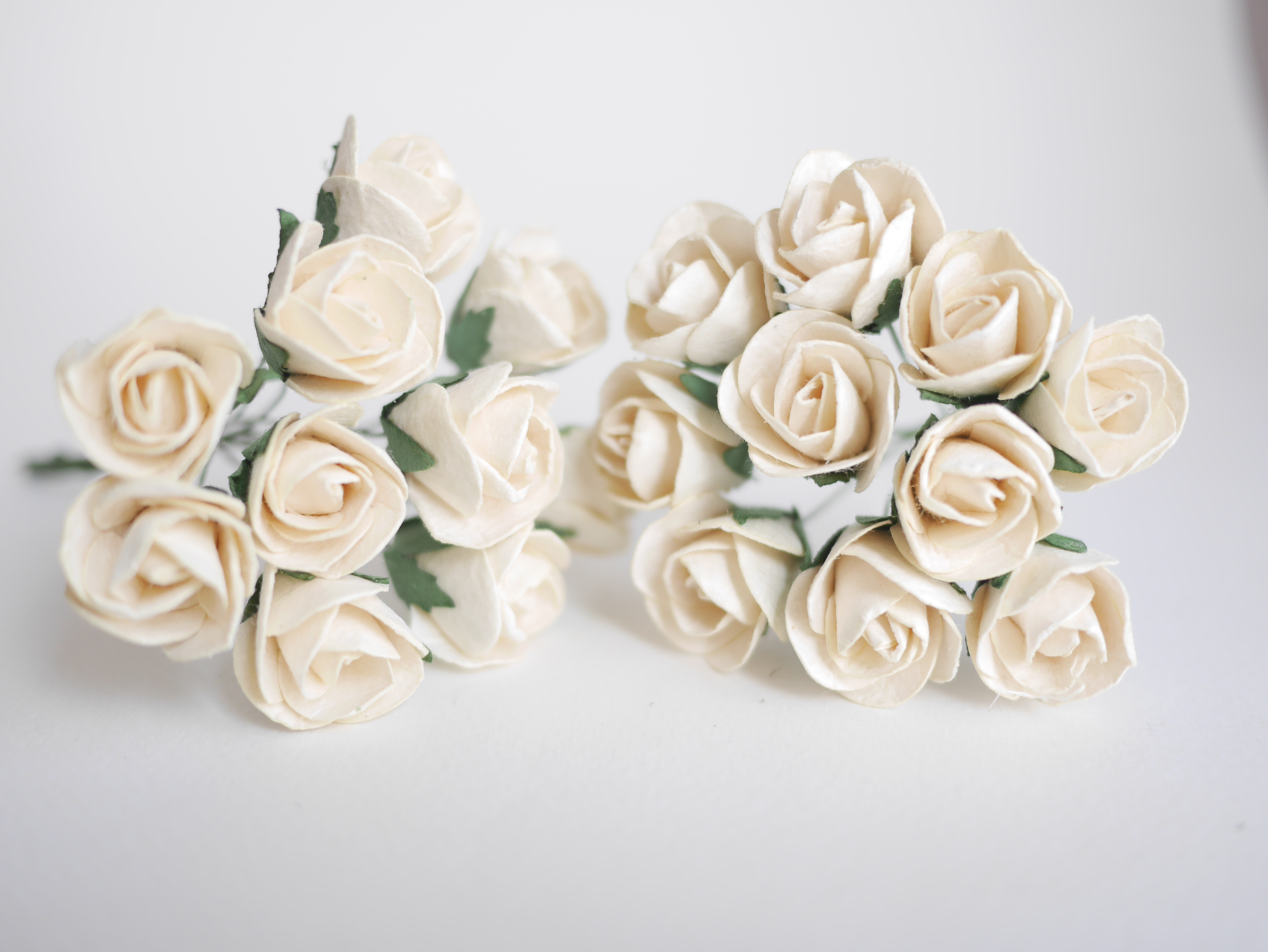 ดอกไม้กระดาษสา ดอกไม้กระดาษสา จตุจักร งานประดิษฐ์ ดอกไม้ทำข้อมือเพื่อนเจ้าสาว แต่งงาน, ดอกกุหลาบตูม 50 ดอก สีครีมอ่อน ขนาด 1.8x2.0 cm. paper flowers, budding roses flower 1.8 x2.0 cm. 50 pieces. pale ivory color
