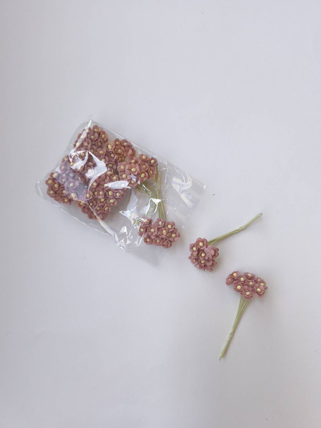 ดอกไม้กระดาษสา ดอกไม้กระดาษสาราคาส่ง ดอกไม้กระดาษสำหรับตกแต่ง งานแต่งงาน หรือติดของชำร่วย ดอก creeping lady 100 ดอก ขนาด 0.8 cm. สีชมพูตุ่น Small Paper Flower with stem, 100 pcs., size 0.8 cm., creeping flowers 2 layers, pink dusty color