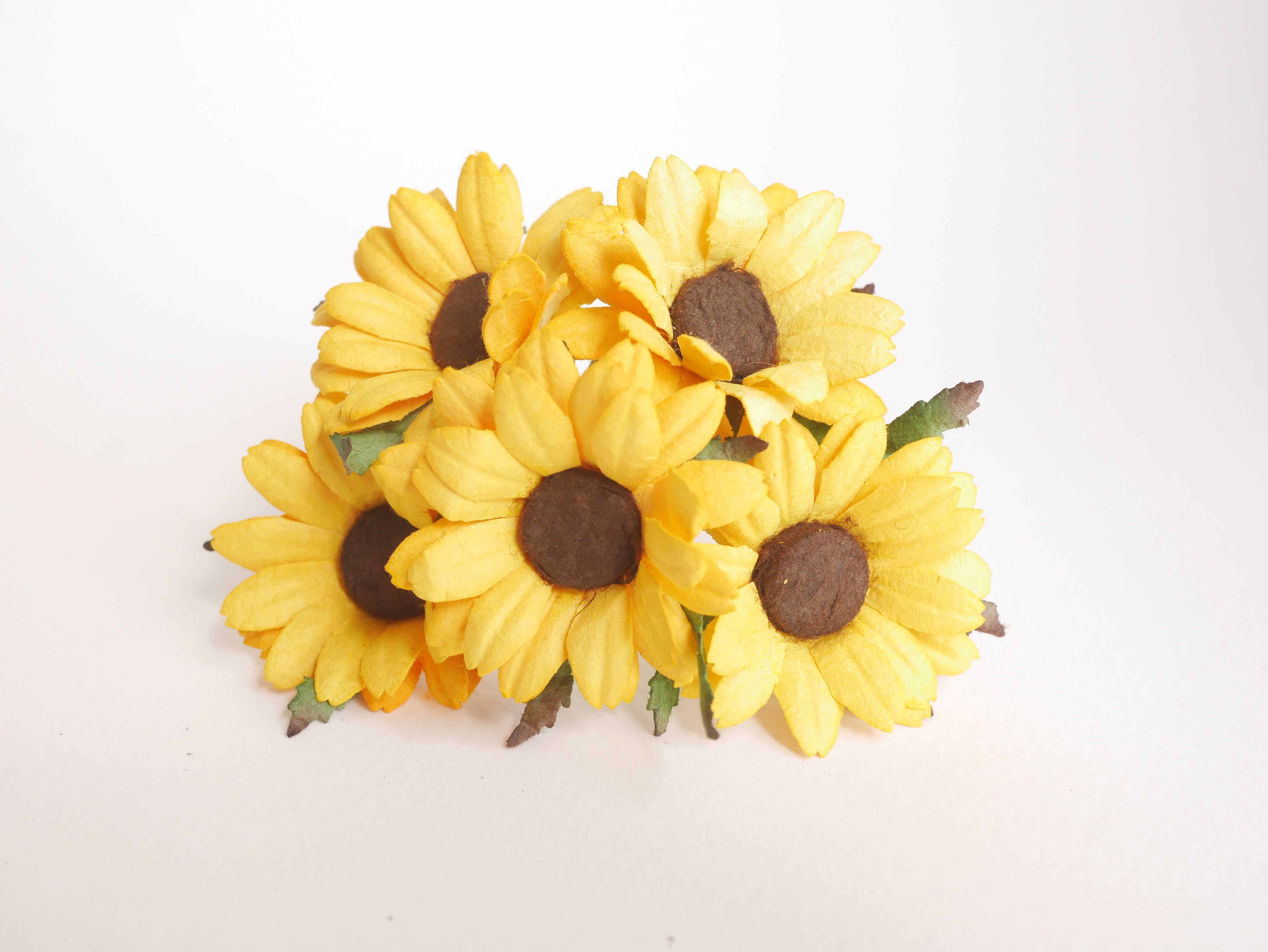 ดอกไม้กระดาษสา ดอกไม้ประดิษฐ์จากกระดาษสา ดอกเดซี่ เกสรสีทอง ดอกไม้กระดาษสาขายส่ง ดอกไม้ประดิษฐ์ ดอกไม้ทำข้อมือเพื่อนเจ้าสาว ดอก daisy ขนาด 3.5 cm. จำนวน 25 ดอก สีเหลือง Paper Flower, 25 Daisy Flowers, yellow color, size 3.5 cm., brown pollen.