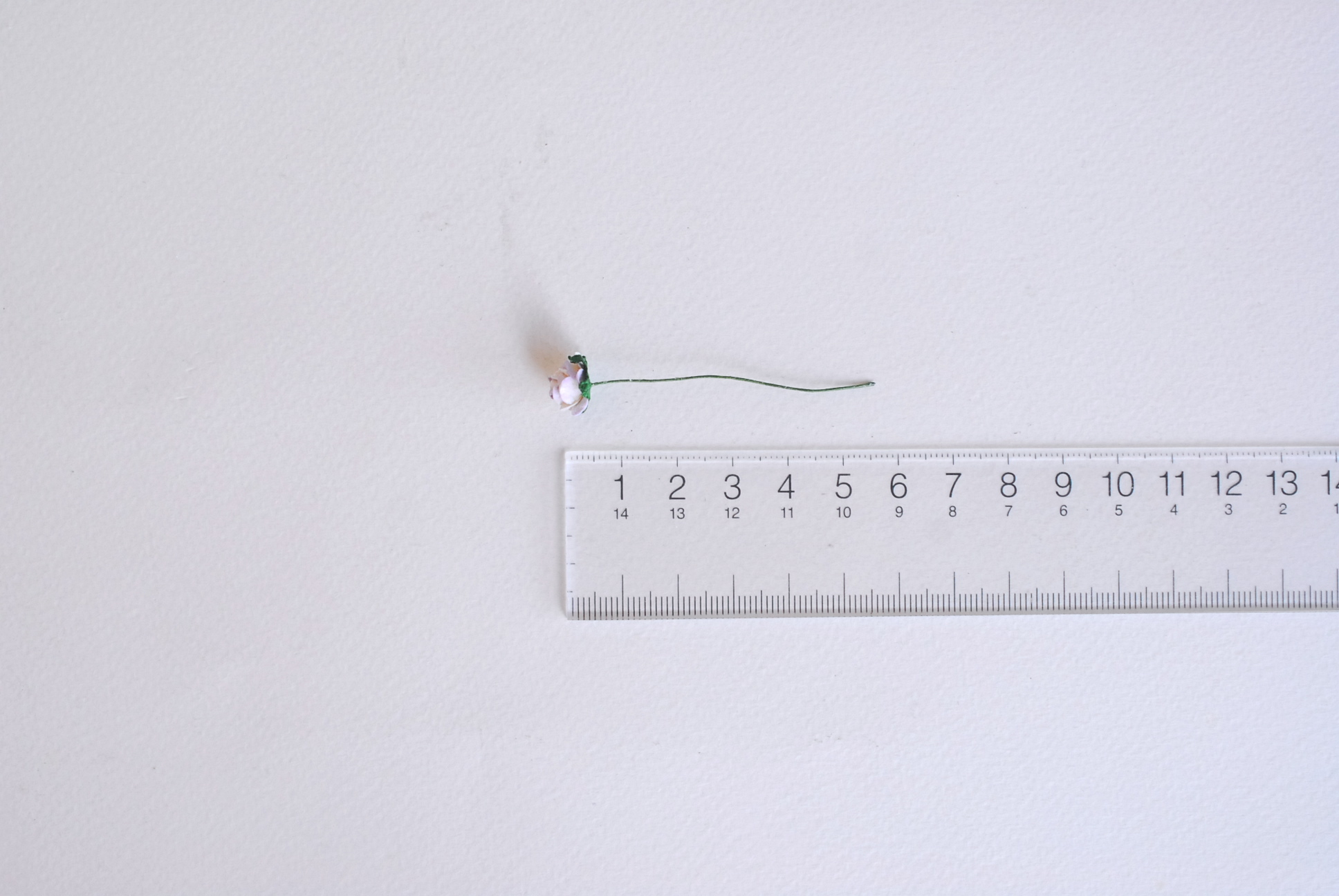 ดอกไม้กระดาษสา ดอกกุหลาบกระดาษ สำหรับตกแต่งของชำร่วย ดอกกุหลาบ ดอกกุหลาบสีแดง กระดาษสา สีม่วงอ่อนปัดขาวขนาด 1 cm. จำนวน 100 ดอก/1 ถุง