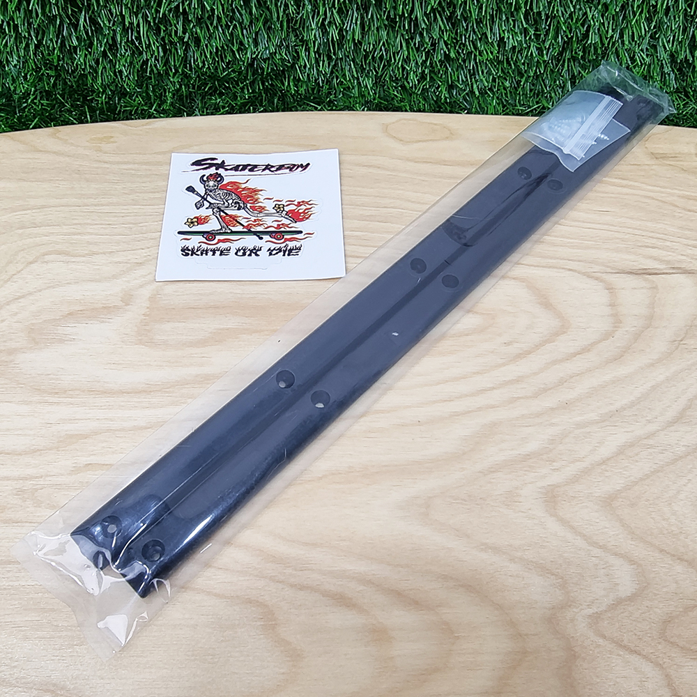 0302 rail guard skateboard ใช้ติดใต้แผ่นสเก็ตบอร์ดกันรอย มีน็อตมาให้ สายรูดราวต้องมี