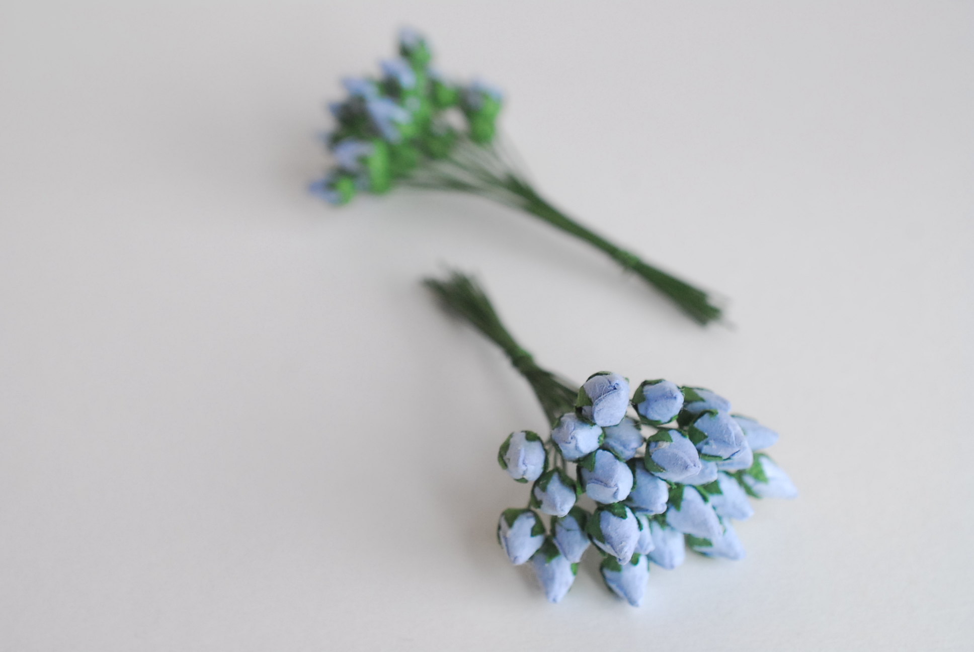 ดอกไม้กระดาษสา ดอกไม้กระดาษสา จตุจักร งานประดิษฐ์ ดอกไม้ทำข้อมือเพื่อนเจ้าสาว แต่งงาน, ดอกกุหลาบตูม 50 ดอก สีน้ำเงินตุ่น ขนาด 0.8 x 0.8 cm. paper flowers, budding roses flower 1.5x1.5 cm. 50 pieces. pale blue color.