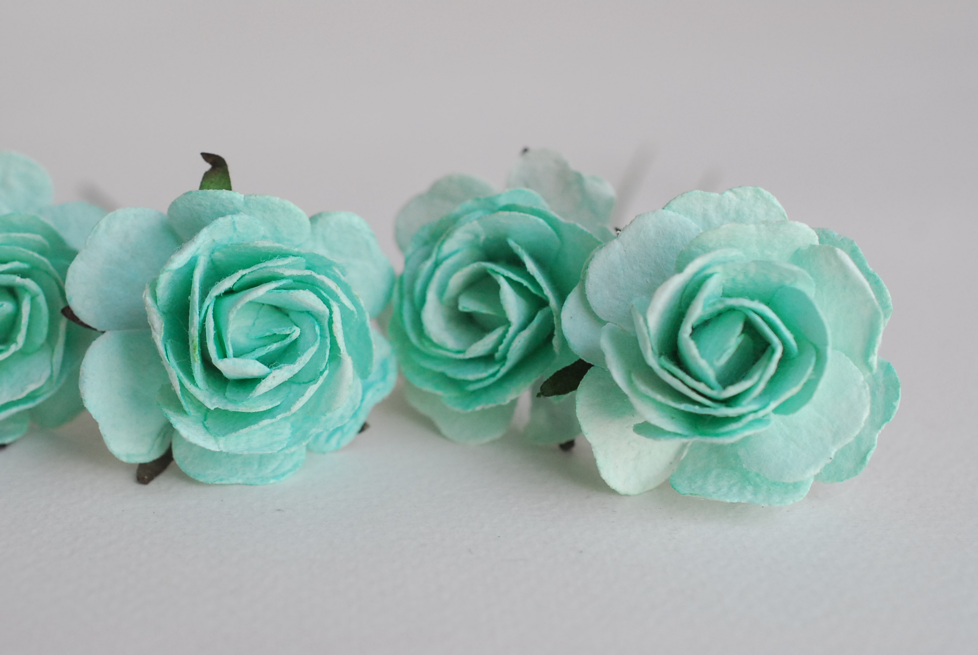 ดอกไม้กระดาษสา ราคาส่ง, ดอกกุหลาบกระดาษสา ดอกไม้ประดิษฐ์ สำหรับตกแต่ง หรืองานแต่งงาน สีmint ขนาด 3.5 cm. จำนวน 25 ดอก Paper flowers, handmade flowers, small roses paper size 3.5 cm. 25 pieces, mint color.
