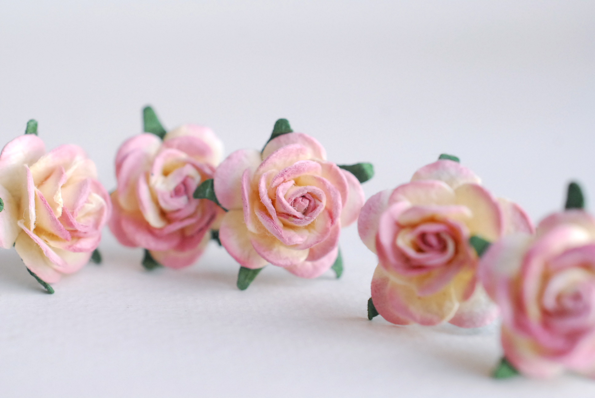 ดอกไม้กระดาษสา ราคาส่ง, ดอกกุหลาบกระดาษสา ดอกไม้ประดิษฐ์ ตกแต่งงานแต่งงาน ขนา่ด 2.00 cm., สำหรับของชำร่วย, งานแต่งงาน, ดอกไม้ทำข้อมือเจ้าสาว Paper flower,50 Pieces mulberry rose, 2 cm. pink berry brush color.