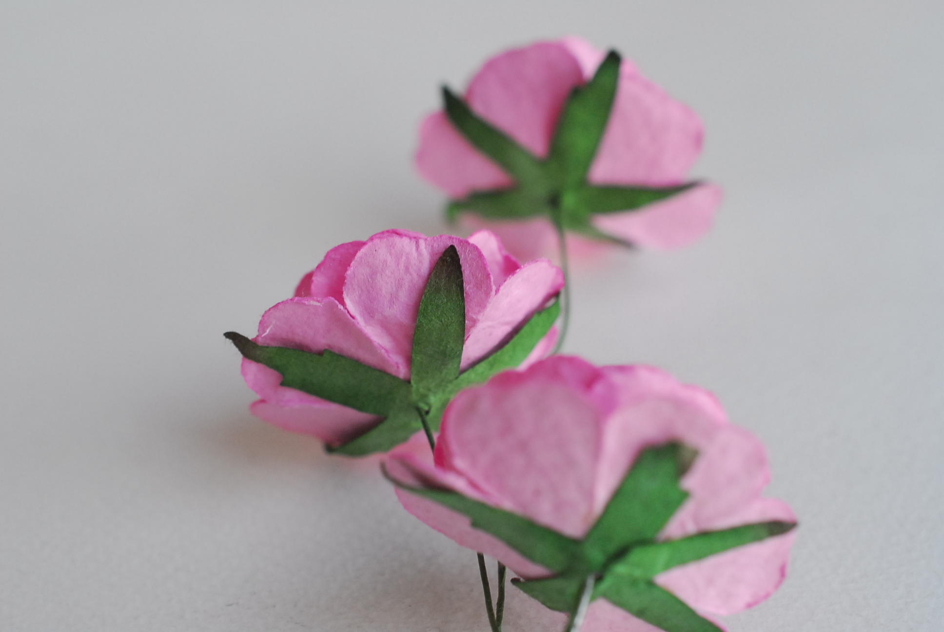 ดอกไม้กระดาษสา ดอกกุหลาบกระดาษสา ดอกไม้กุหลาบ ดอกไม้ประดิษฐ์ สำหรับตกแต่ง หรืองานแต่งงาน สีชมพูบานเย็น color code #119 ขนาด 3.5 cm. จำนวน 25 ดอก Paper flowers, handmade flowers, small roses paper size 3.5 cm. 25 pieces, pink magenta color.