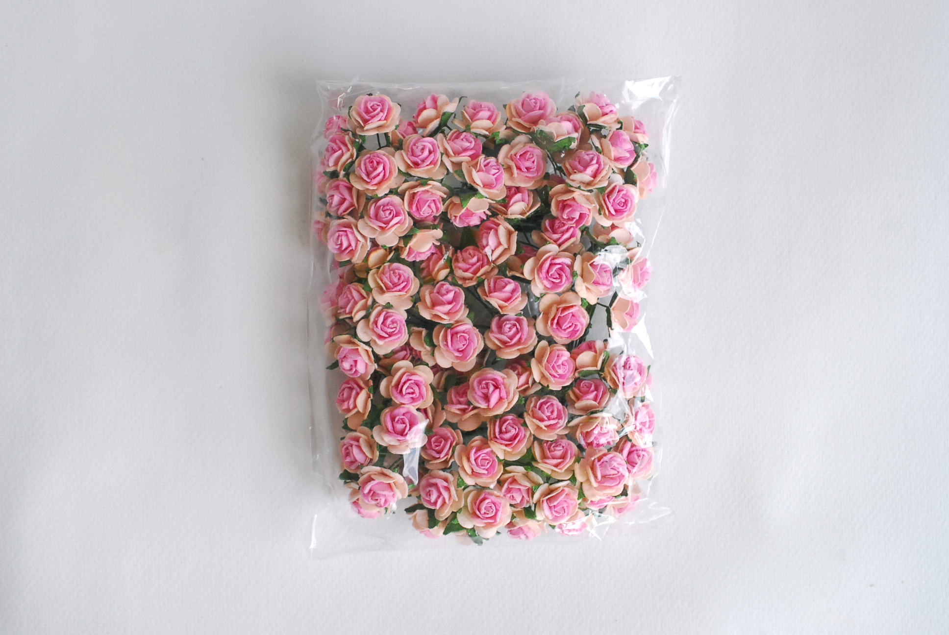 ดอกไม้กุหลาบกระดาษ ดอกไม้กระดาษสา, ดอกกุหลาบจิ๋ว, ดอกไม้กระดาษสาขายส่ง สีชมพู twotone ขนาด 1.5 cm. จำนวน 100 ดอก Paper Flowers size 1.5 cm., mini roses pink twotone color, 100 pcs.