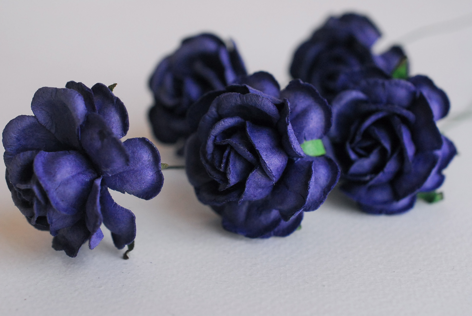 ดอกไม้กระดาษสา ดอกกุหลาบกระดาษสา ดอกไม้กุหลาบ ดอกไม้ประดิษฐ์ สำหรับตกแต่ง หรืองานแต่งงาน สีน้ำเงินเข้ม ขนาด 3.5 cm. จำนวน 25 ดอก Paper flowers, handmade flowers, small roses paper size 3.5 cm. 25 pieces, nevy blue color.