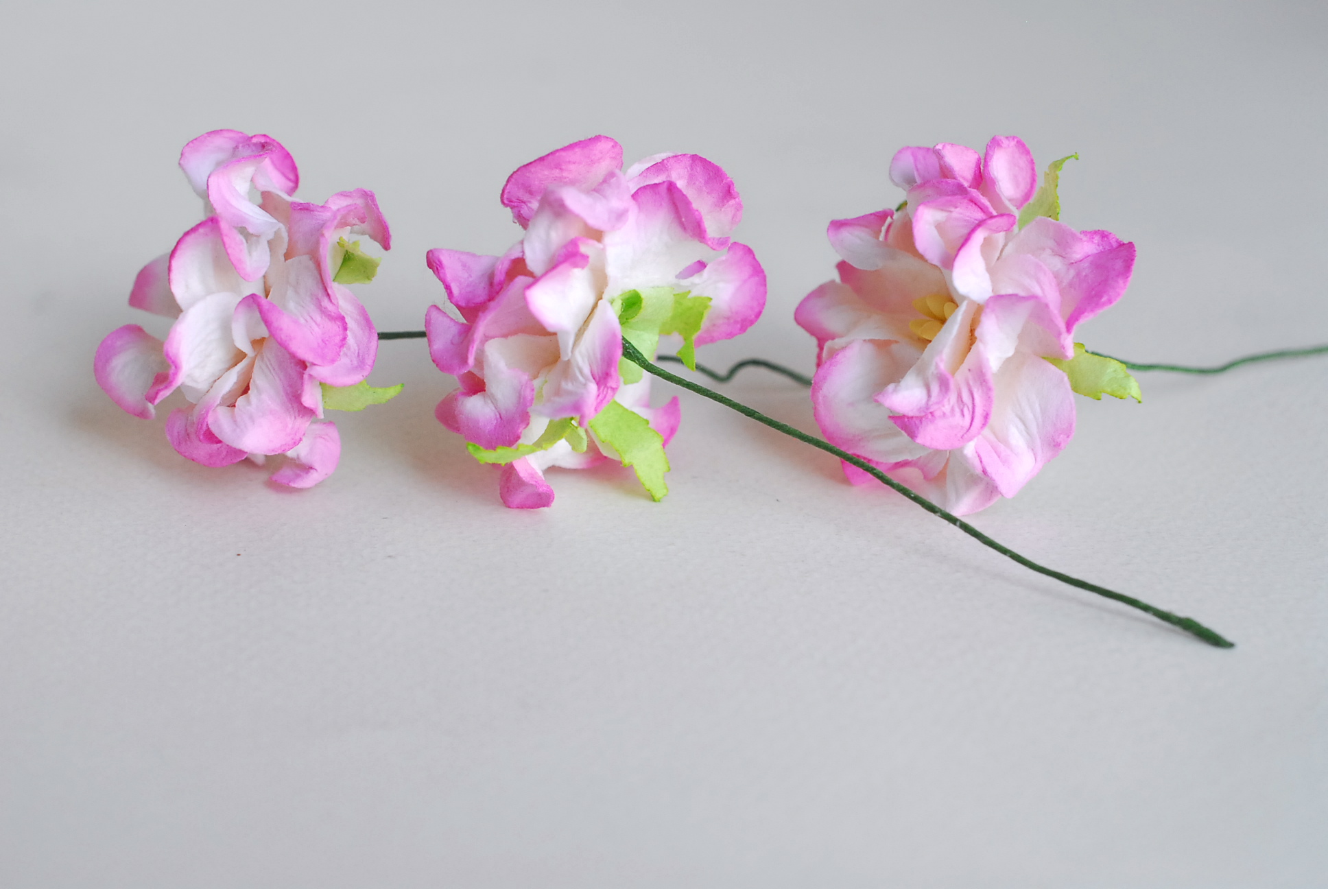 ดอกไม้กระดาษสา ราคาส่ง, ดอกการเดนเนียกระดาษสา ดอกไม้ประดิษฐ์ ตกแต่งงานแต่งงาน ประดิษฐ์ข้อมือเพื่อนเจ้าสาว ขนา่ด 3.5 cm., สำหรับของชำร่วย, งานแต่งงาน, ดอกไม้ทำข้อมือเจ้าสาว สีชมพูัดขาว จำนวน 25 ดอก Paper flower,25 Pieces mulberry gardenia flowers supplies