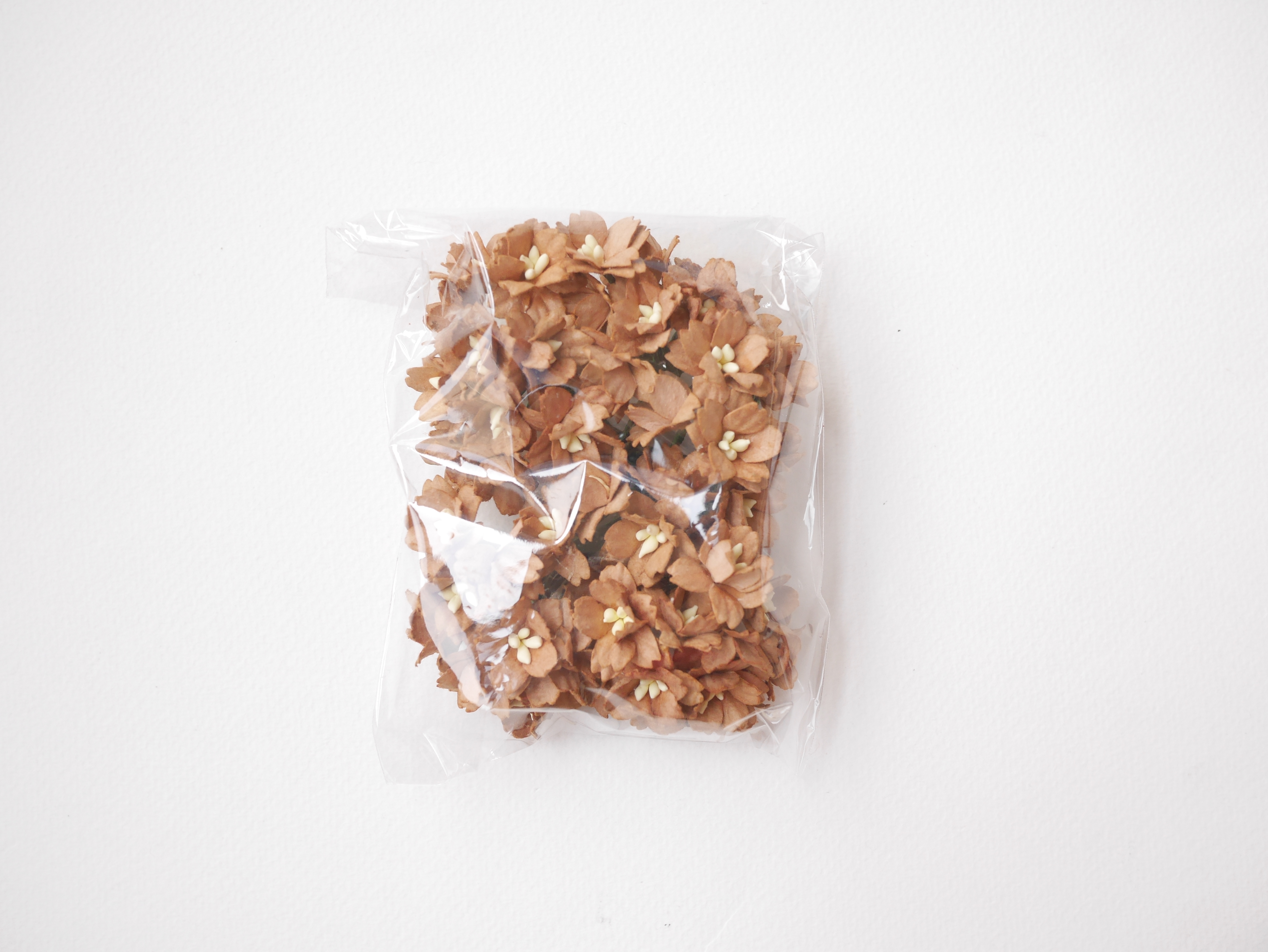 ดอกไม้กระดาษสา ดอกซากุระกระดาษ ขนาดเล็ก ดอกไม้กระดาษสาราคาส่ง ดอกไม้กระดาษสำหรับตกแต่งของชำร่วย งานแต่งงาน ทำช่อดอกไม้ติดอกเจ้าบ่าว ข้อมือดอกไม้เจ้าสาว ขนาด2.0 cm. 50 ดอก สีน้ำตาล Paper flowers supplies: DIY wedding tools small Cherry blossom (Sakura)