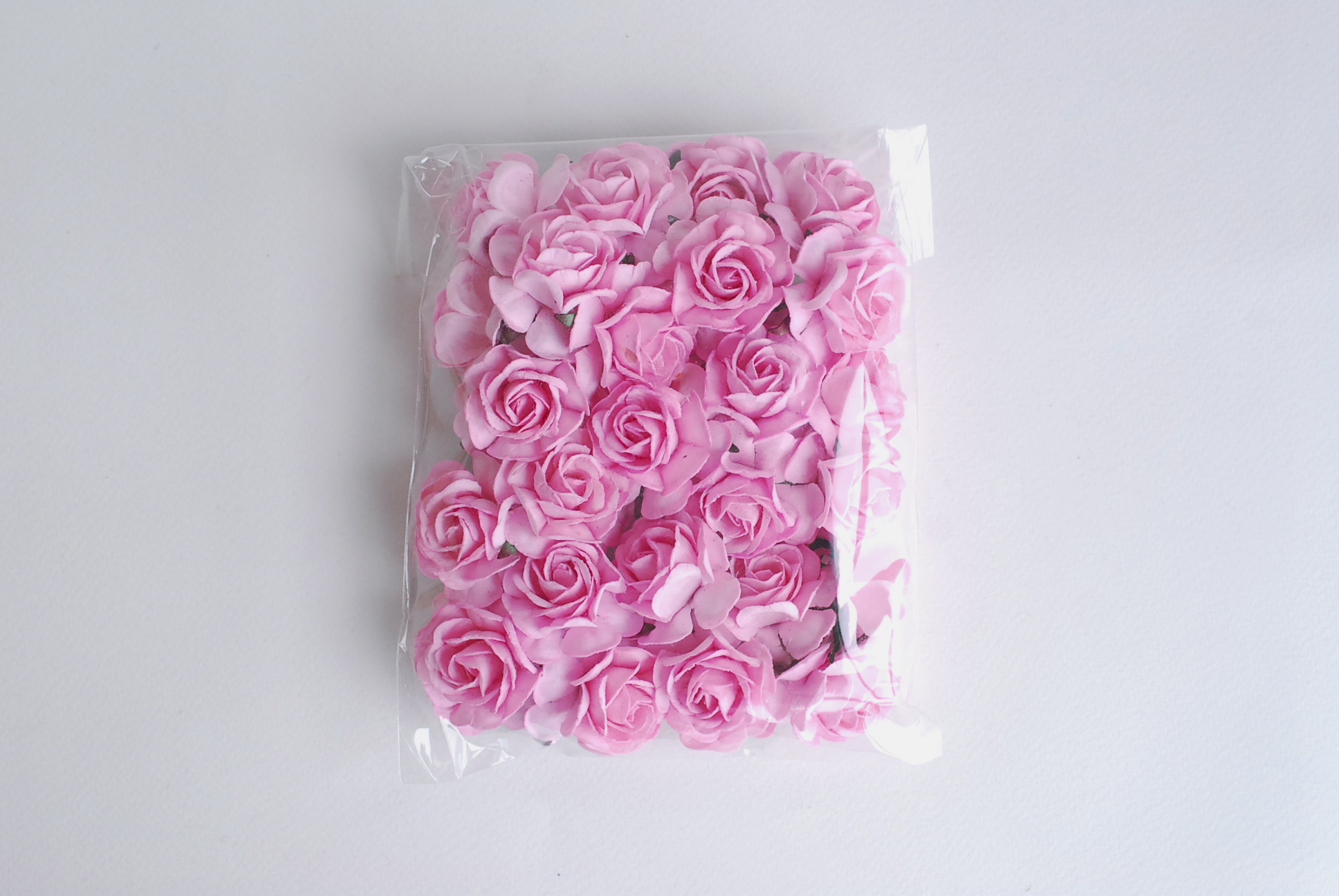 ดอกไม้กระดาษสา ดอกกุหลาบกระดาษสา ดอกไม้กุหลาบ ดอกไม้ประดิษฐ์ สำหรับตกแต่ง หรืองานแต่งงาน สีชมพูอ่อนขนาด 3.5 cm. จำนวน 25 ดอก Paper flowers, handmade flowers, small roses paper size 3.5 cm. 25 pieces, light pink color.