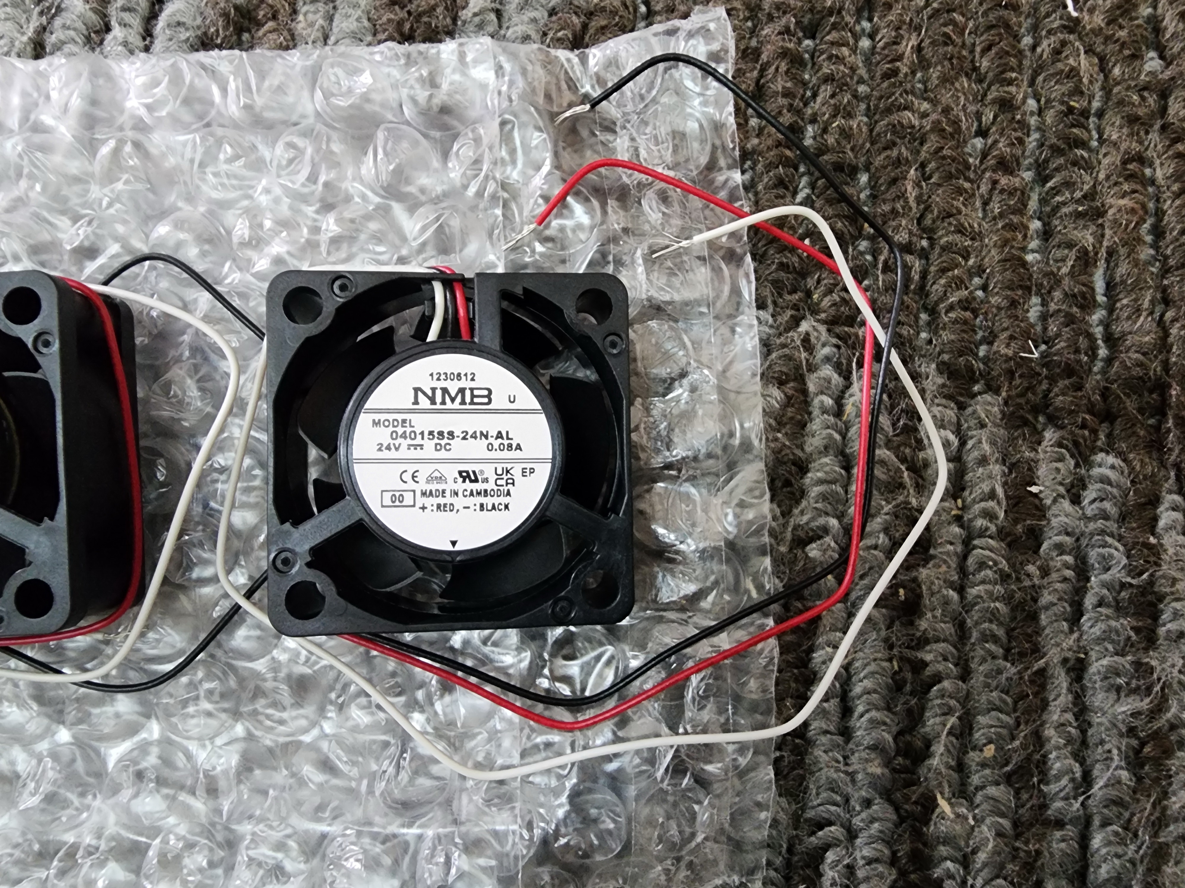 พัดลม 24V 0.08A 3 สาย ดำแดงขาว size: 40x40x15mm