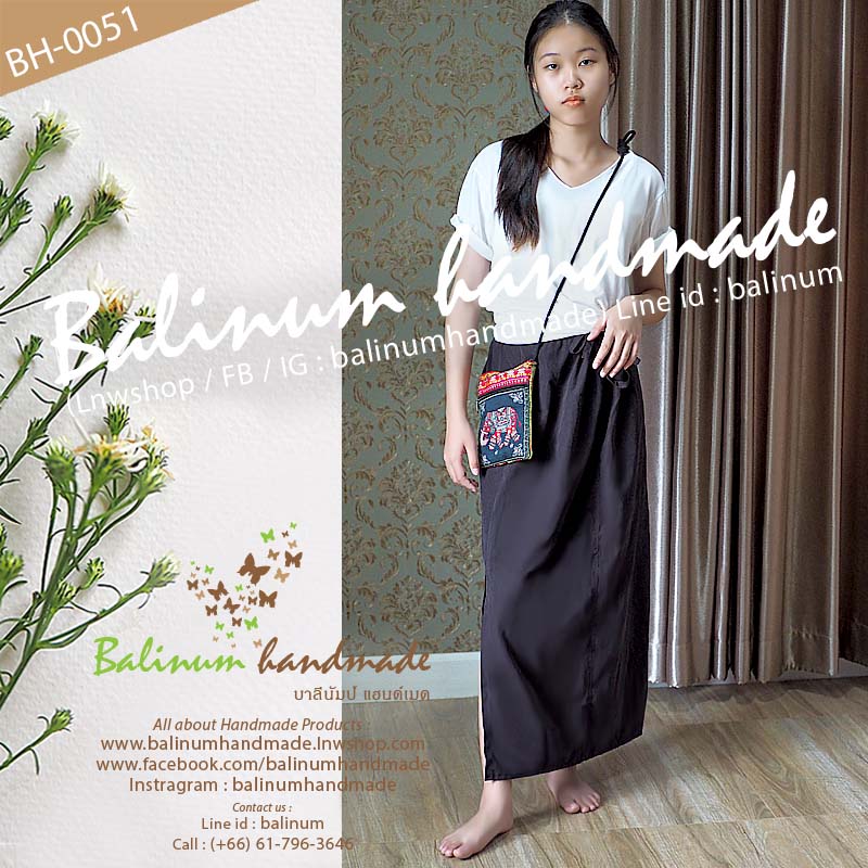 กระเป๋าลายช้างแฮนด์เมด ผ้าฝ้าย ผ้านากา งานปักผ้าชาวเขา แบบสะพายไหล่ สะพายข้าง (ถ้าสายยาวไปสามารถขมวดปมให้สั้นลงได้ตามอัธยาศัย) มี 2 ช่องซิปใส่ของด้านหน้า ข้างในบุผ้าซับในสีดำ ใช้งานง่ายแบบรูดเดียวจบ สามารถใช้งานได้หลากหลาย จะใส่เงิน เหรียญ มือถือ ยาดม ยาห แดง,ดำ (Red,Black)