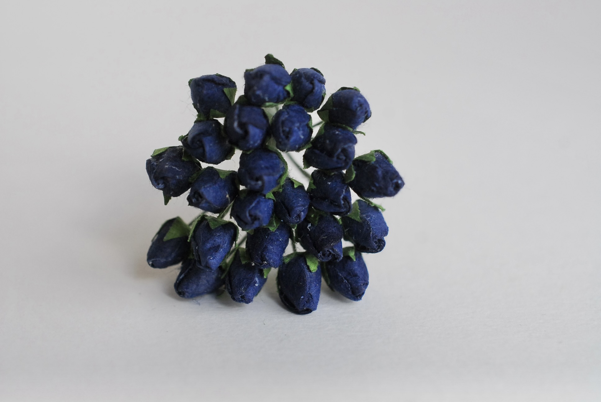 ดอกไม้กระดาษสา ดอกไม้กระดาษสา จตุจักร งานประดิษฐ์ ดอกไม้ทำข้อมือเพื่อนเจ้าสาว แต่งงาน, ดอกกุหลาบตูมปลายแหลม 0.8x 0.6 cm. 50 ดอก สีน้ำเงินกรมท่า paper flowers, budding roses flower 0.8x0.6 cm. passion blue color.